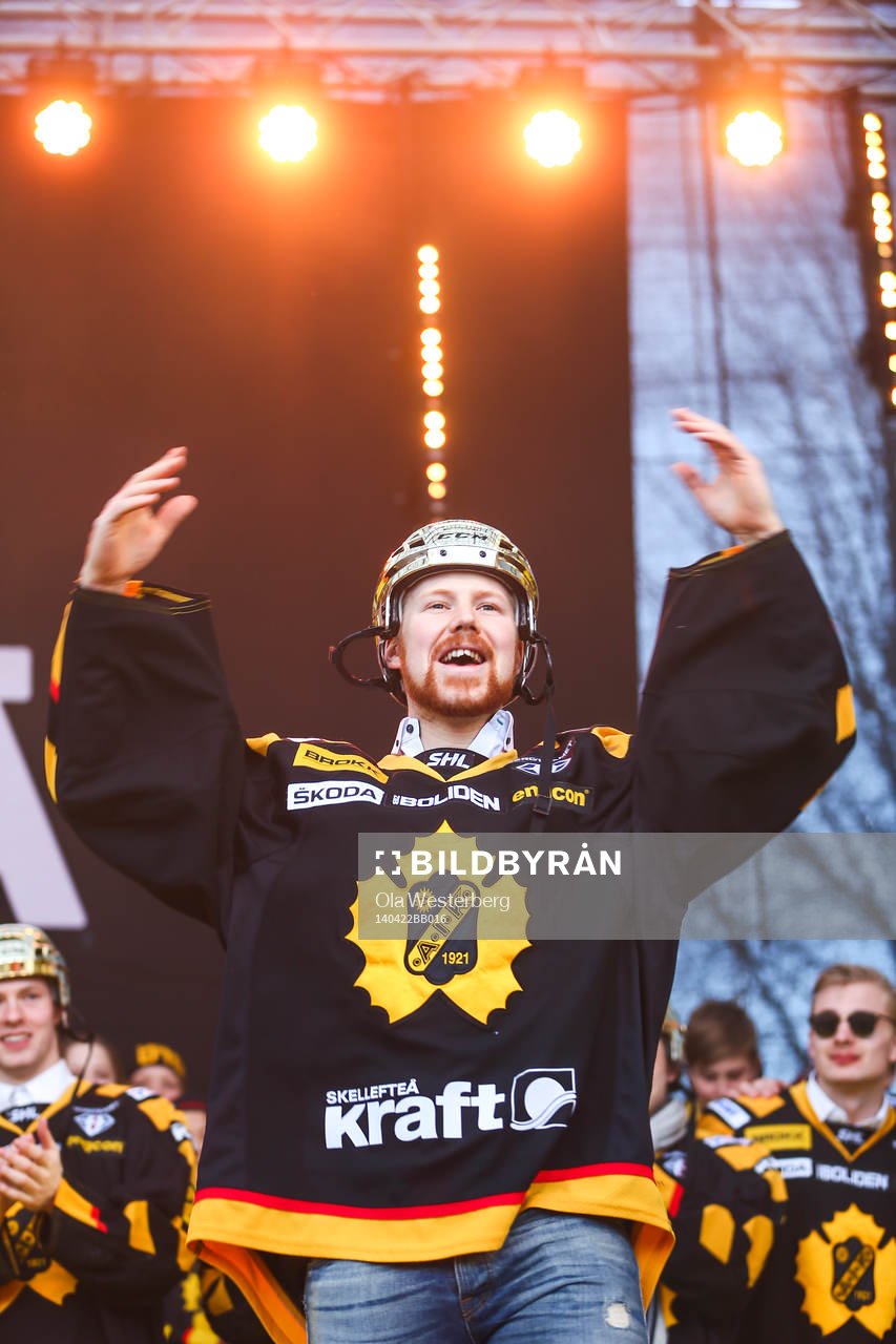 Erik Hanses firar SM-guldet i ishockey på torget i
