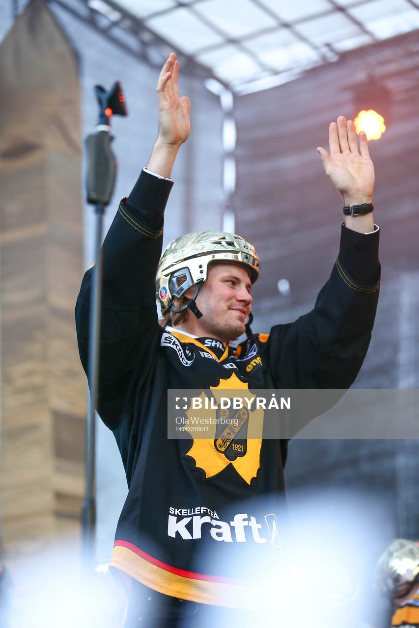 Stefan Warg firar SM-guldet i ishockey på torget i