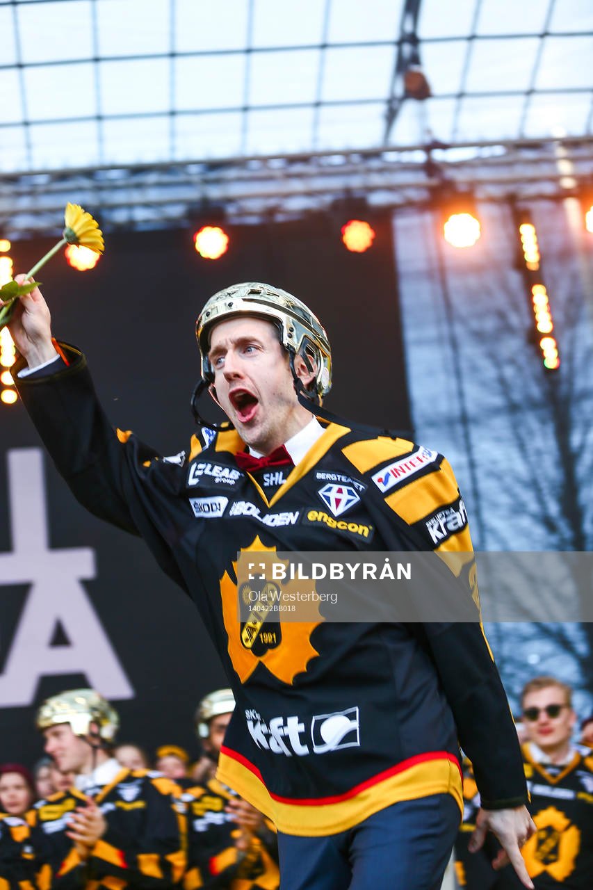 Erik Andersson firar SM-guldet i ishockey på torget i