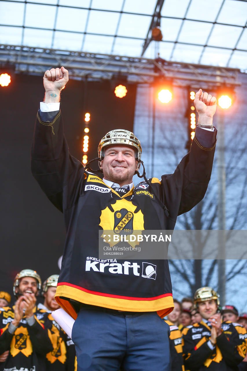 Jonas Frögren firar SM-guldet i ishockey på torget i