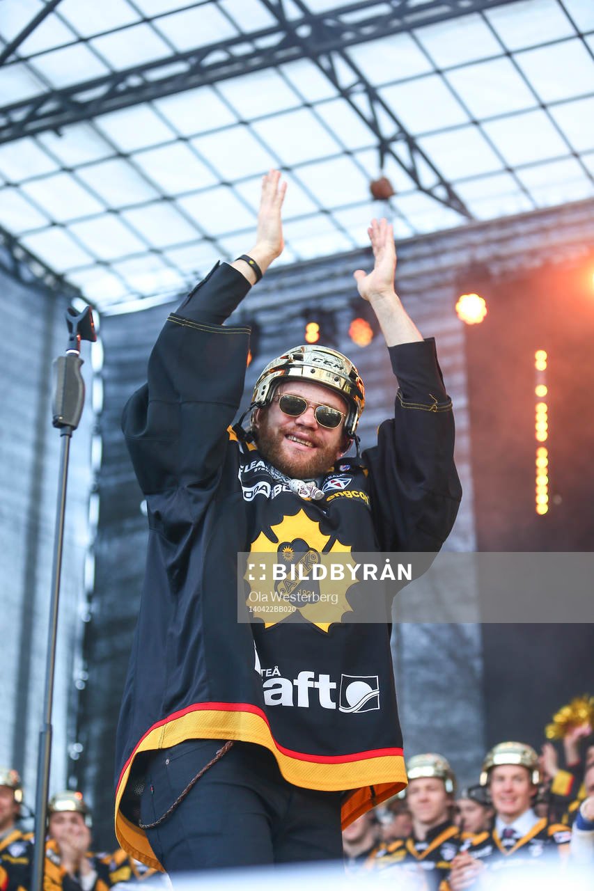 Markus Svensson firar SM-guldet i ishockey på torget i