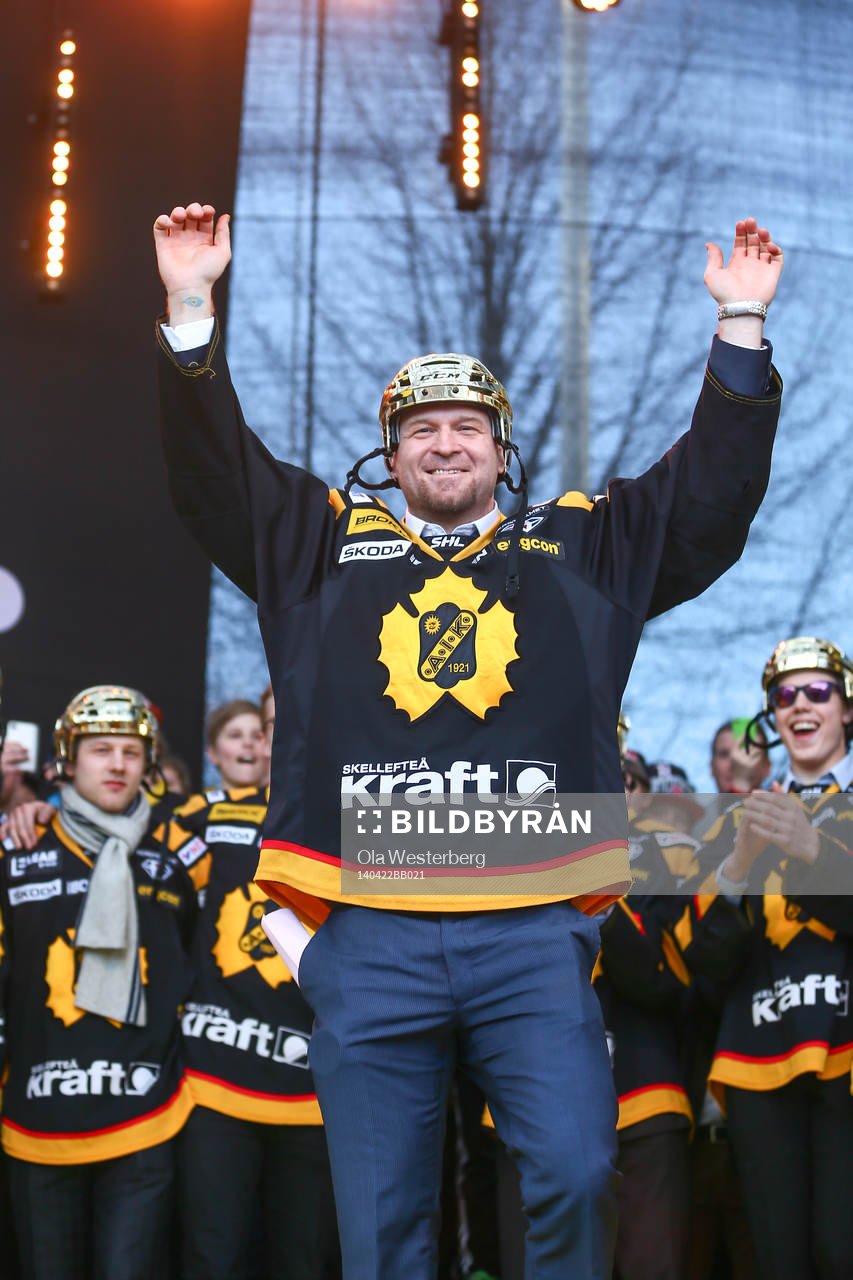 Jonas Frögren firar SM-guldet i ishockey på torget i