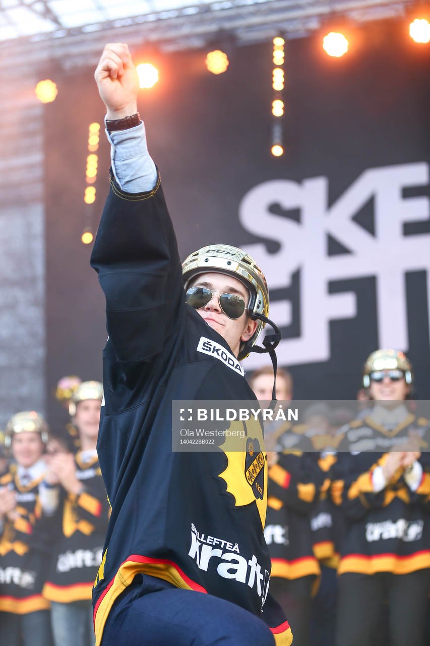 Viktor Arvidsson firar SM-guldet i ishockey på torget i