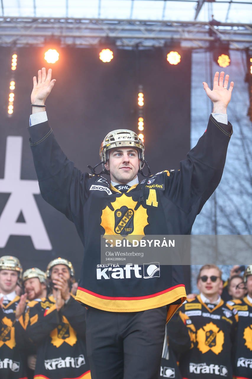 Joakim Lindström firar SM-guldet i ishockey på torget i
