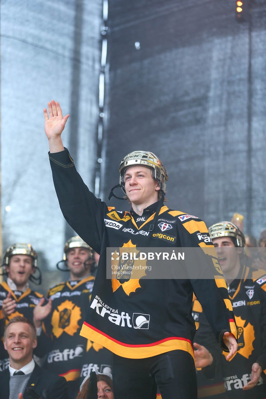 Anton Lindholm firar SM-guldet i ishockey på torget i
