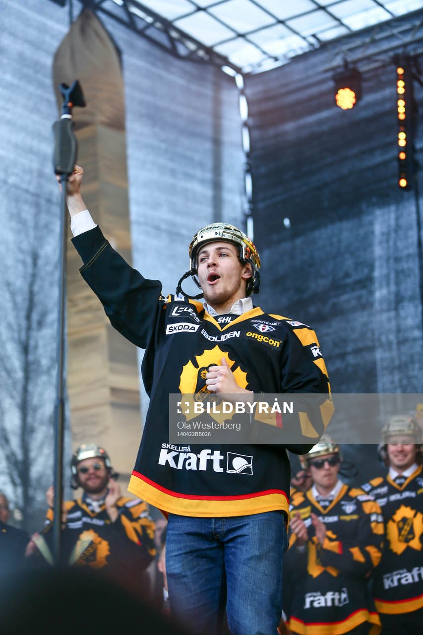 Arvid Lundberg firar SM-guldet i ishockey på torget i