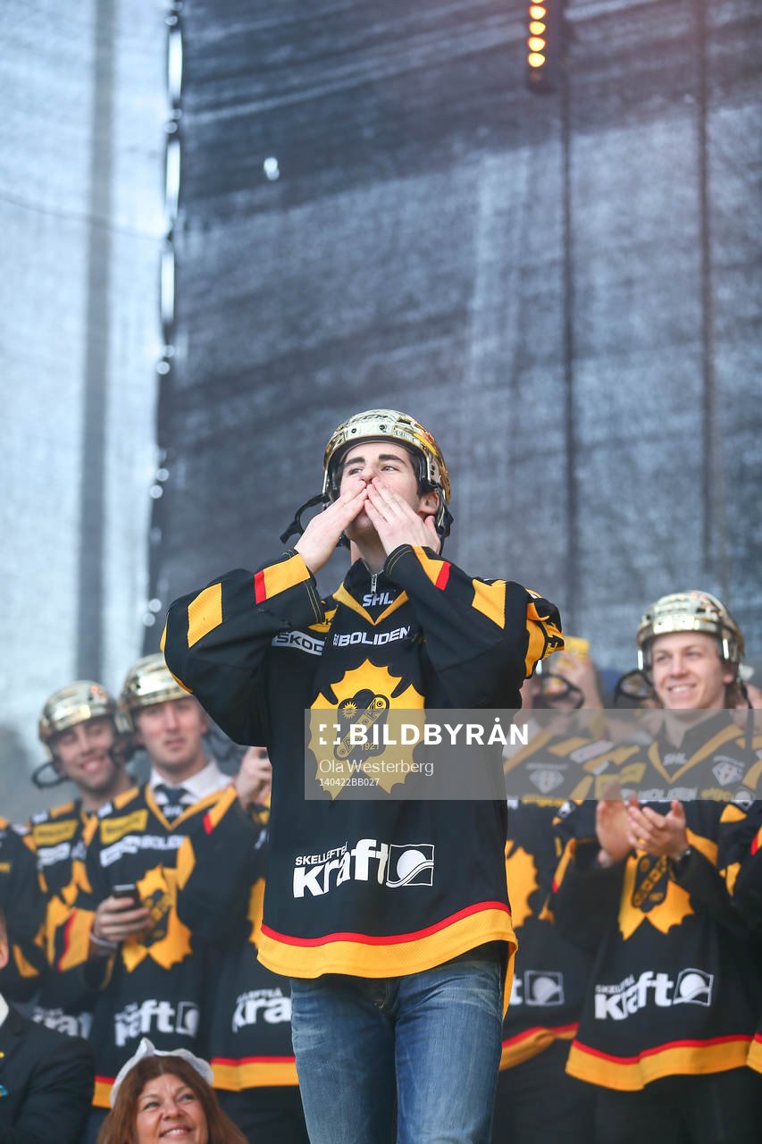 Bud Holloway firar SM-guldet i ishockey på torget i