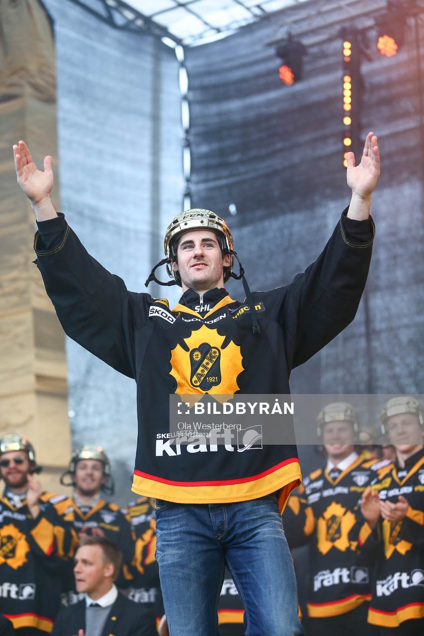Bud Holloway firar SM-guldet i ishockey på torget i