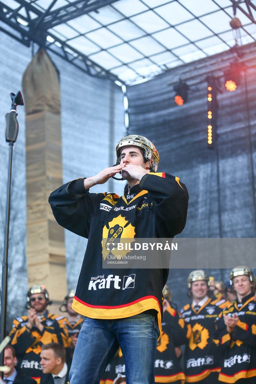 Bud Holloway firar SM-guldet i ishockey på torget i
