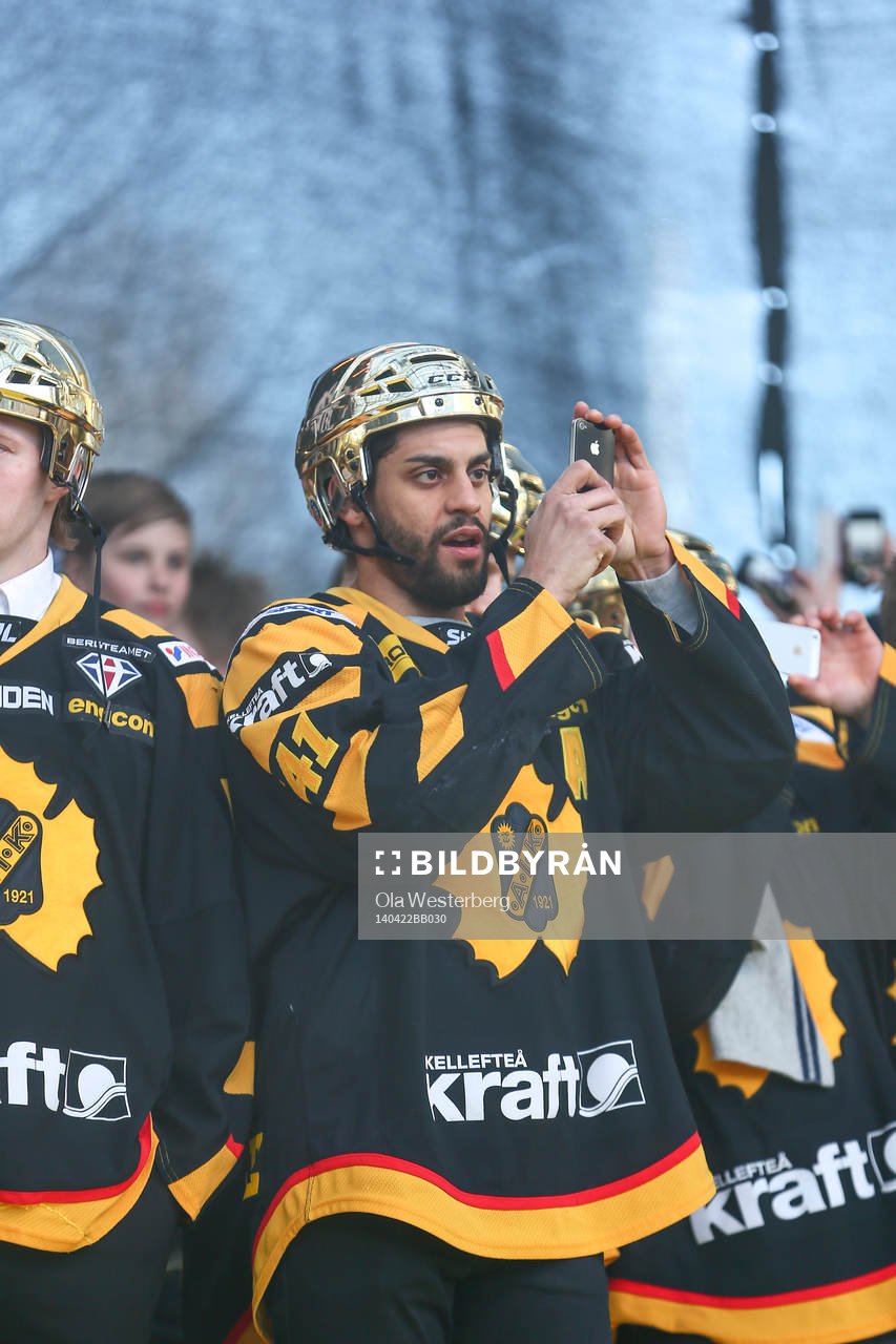 Pierre Eduoard Bellemare firar SM-guldet i ishockey på
