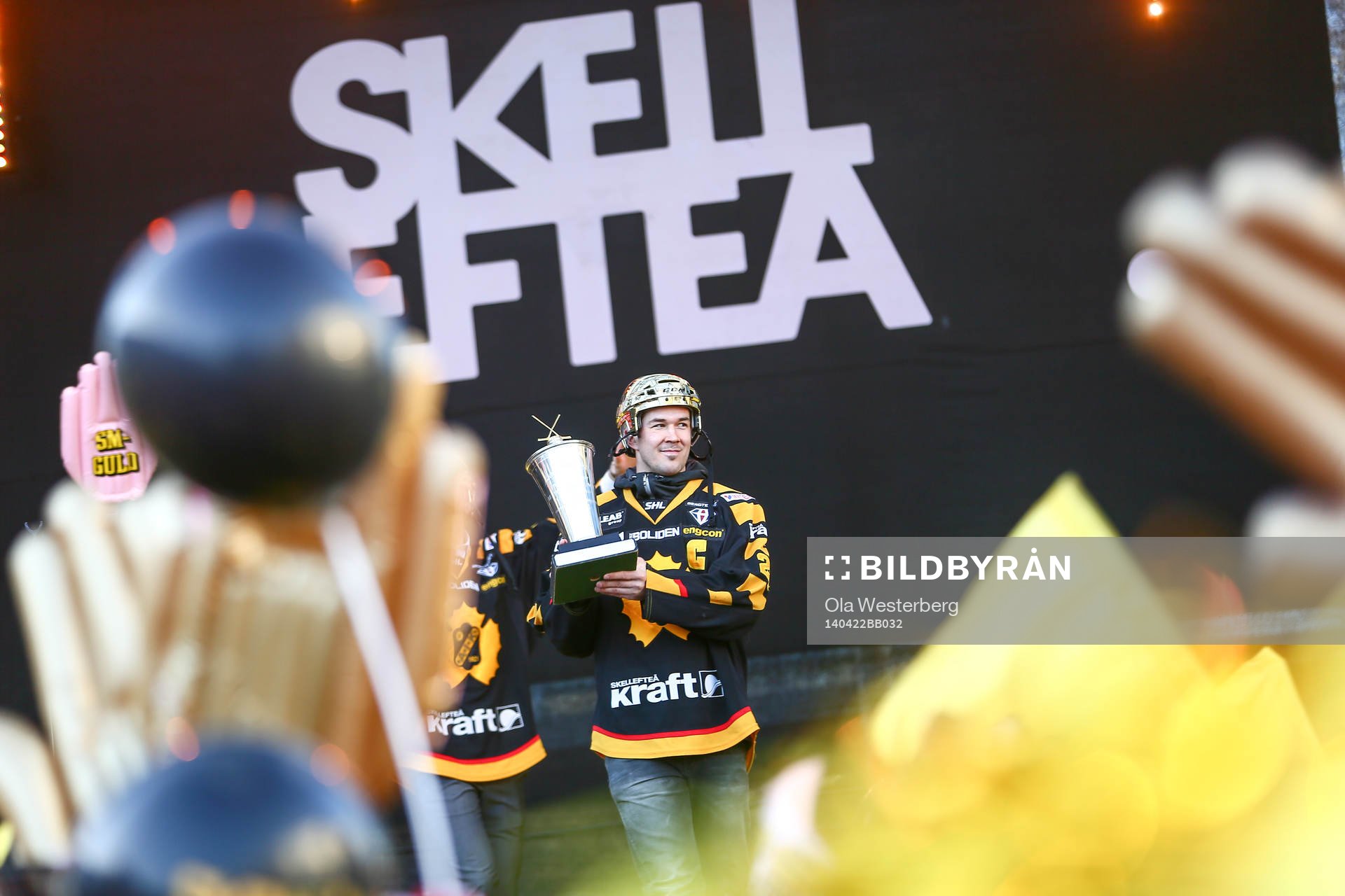 Jimmie Ericsson firar SM-guldet i ishockey på torget i