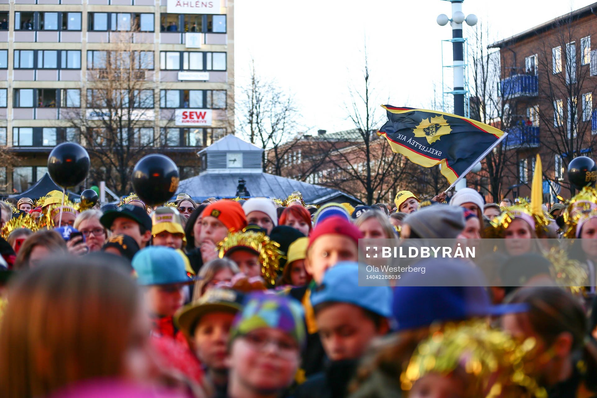 Skellefteåfansen firar SM-guldet i ishockey på torget i