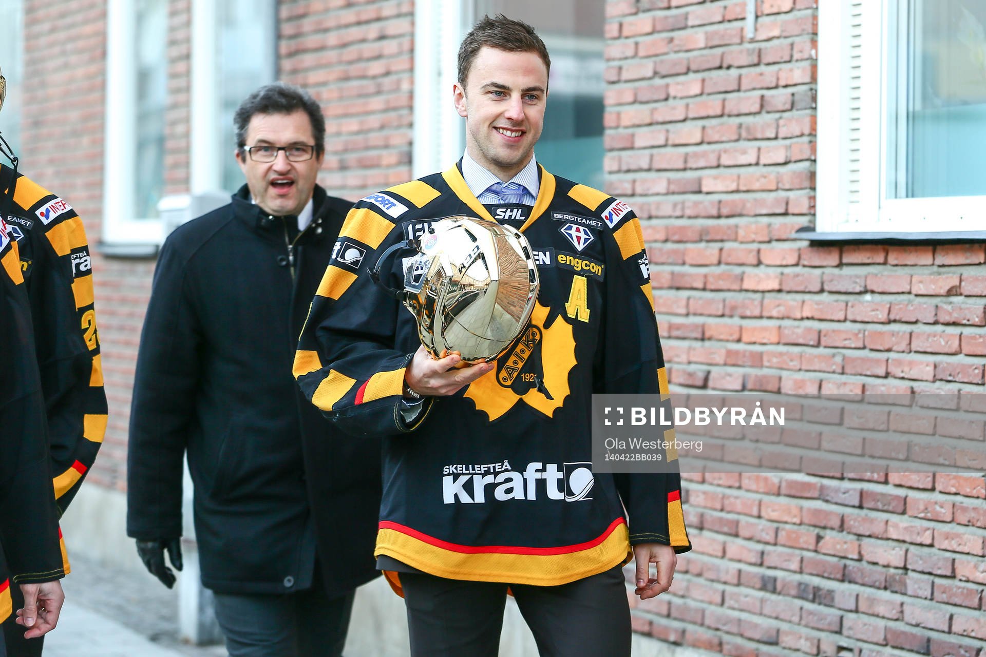 Joakim Lindström firar SM-guldet i ishockey på torget i
