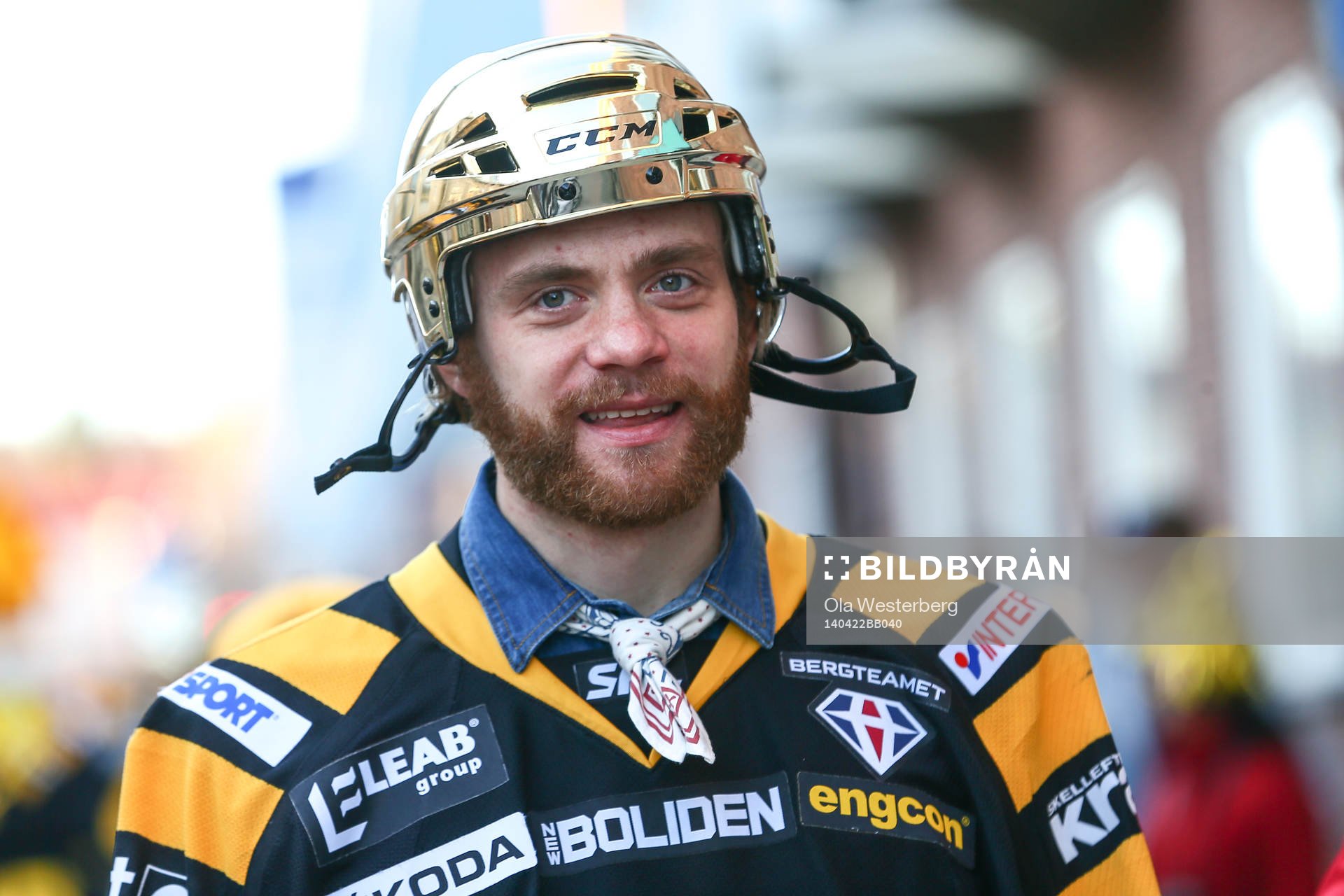 Markus Svensson firar SM-guldet i ishockey på torget i
