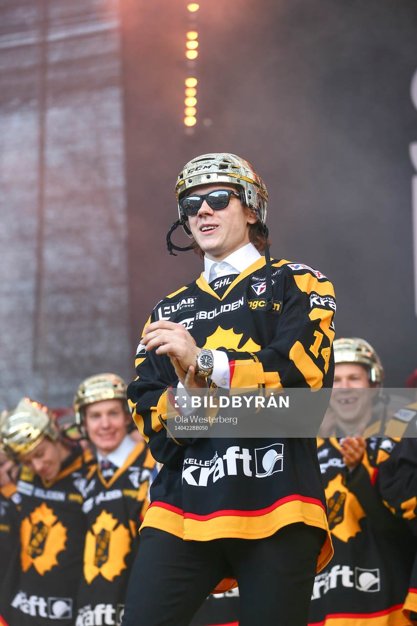 Petter Emanuelsson firar SM-guldet i ishockey på torget i