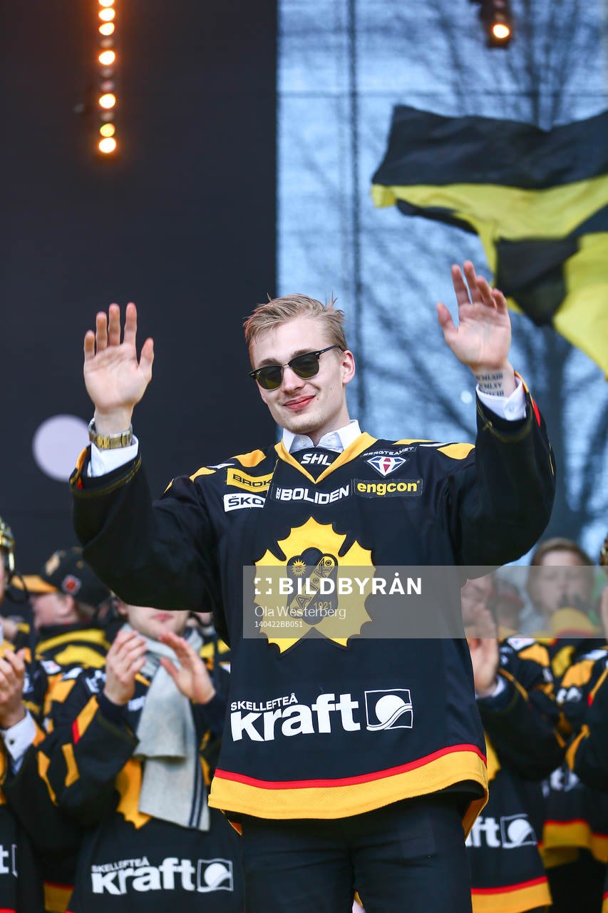 Adam Pettersson firar SM-guldet i ishockey på torget i