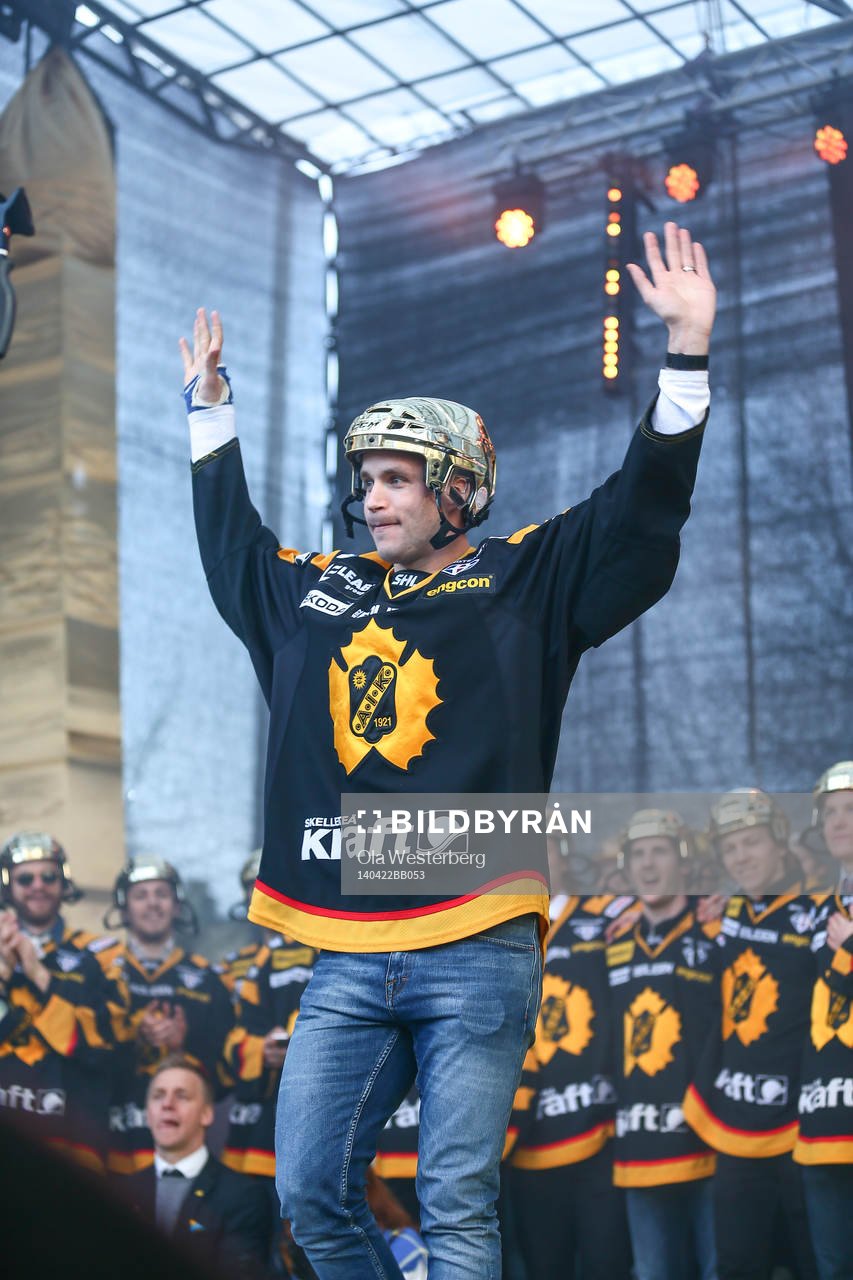 Pontus Petterström firar SM-guldet i ishockey på torget i