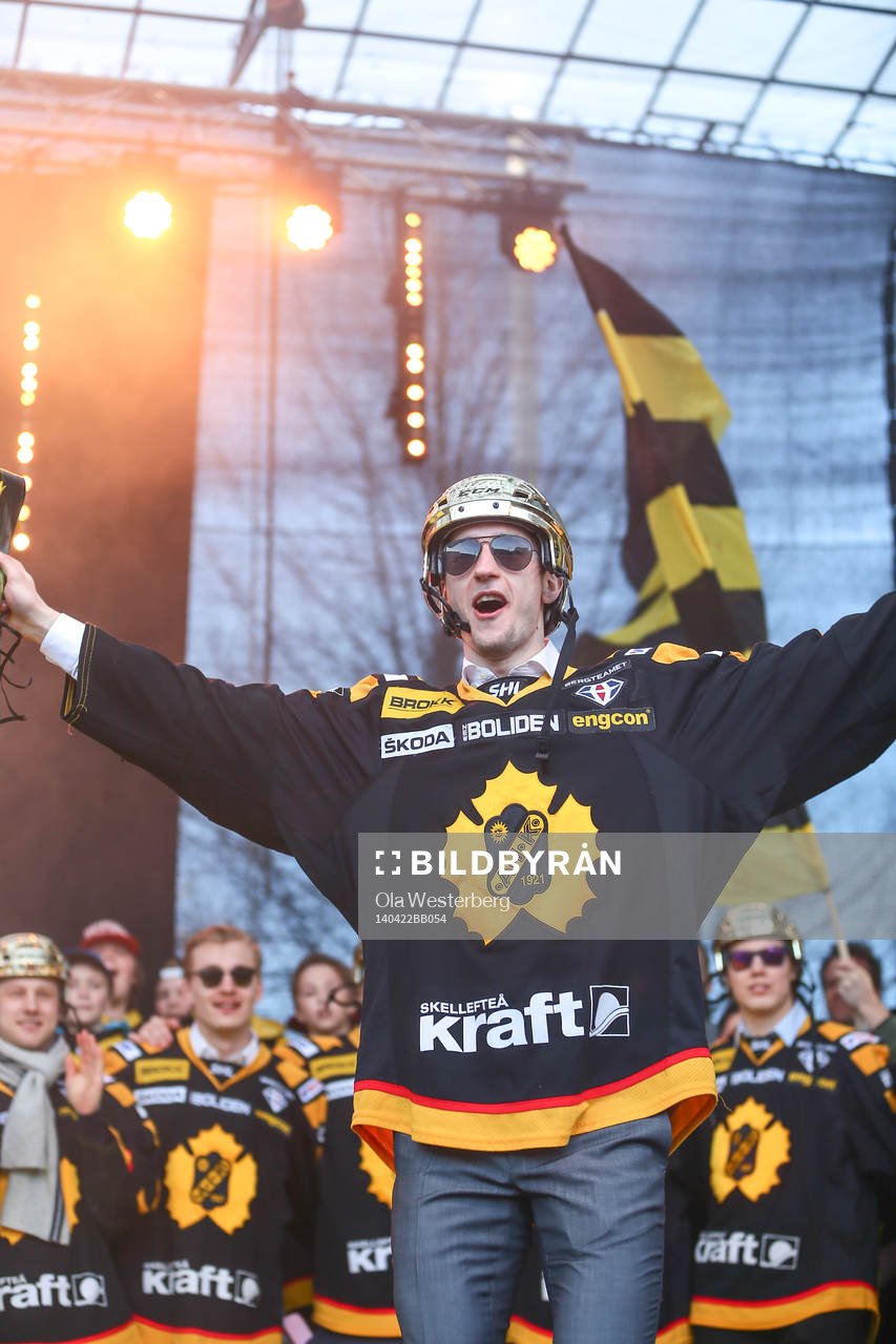 Melker Karlsson firar SM-guldet i ishockey på torget i