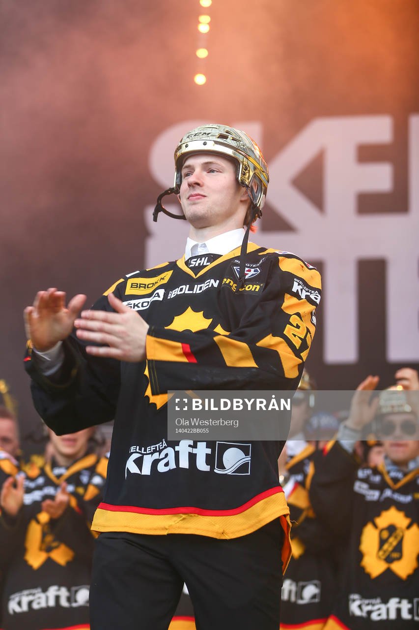 Martin Lundberg firar SM-guldet i ishockey på torget i