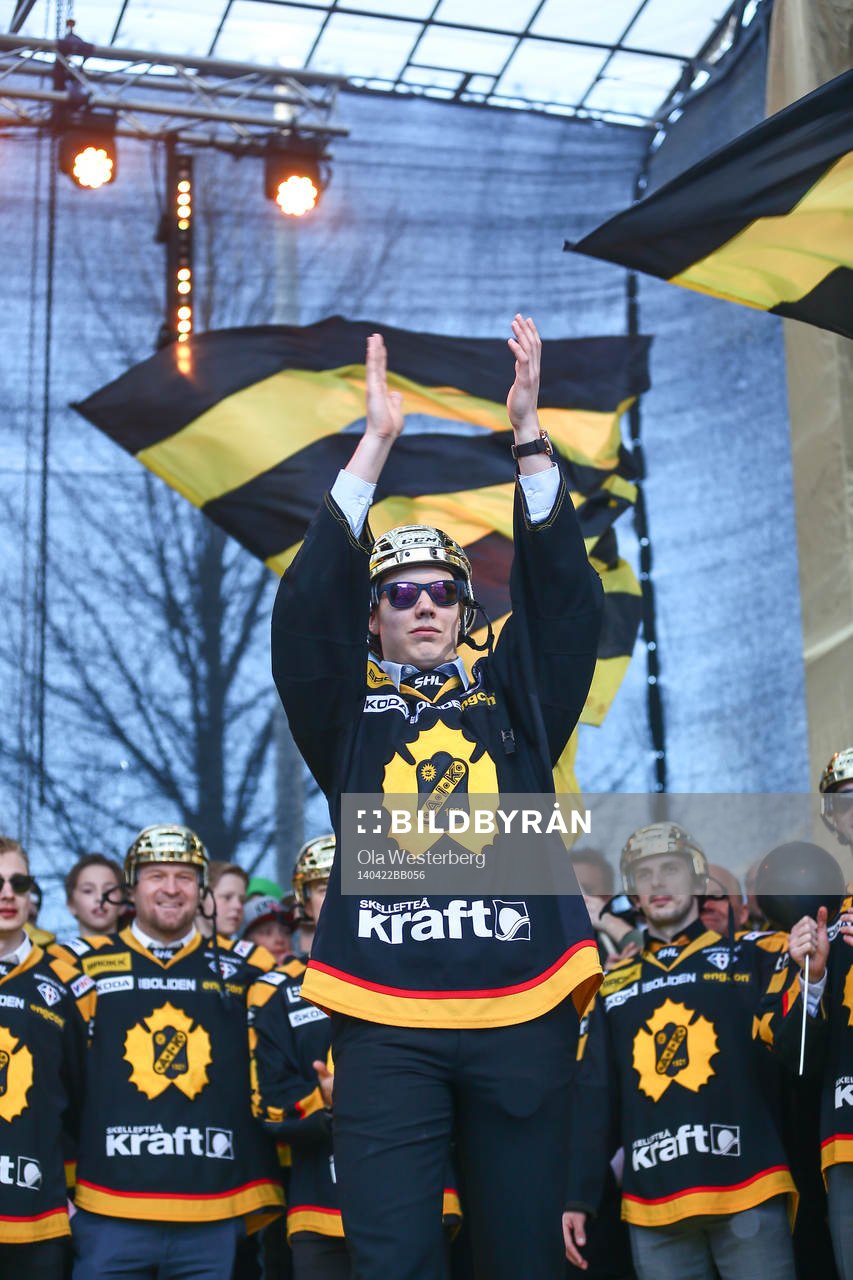 Oskar Sundqvist firar SM-guldet i ishockey på torget i