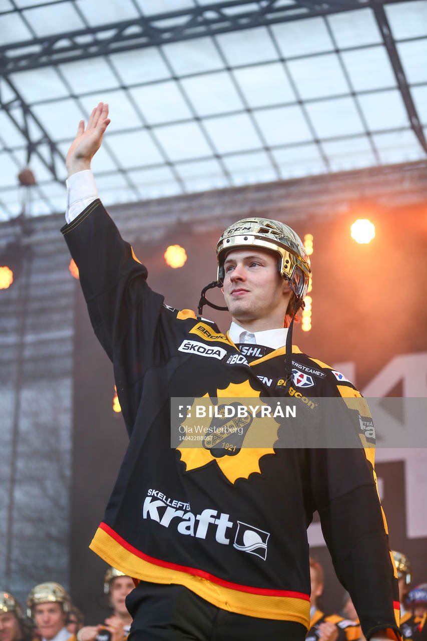 Martin Lundberg firar SM-guldet i ishockey på torget i