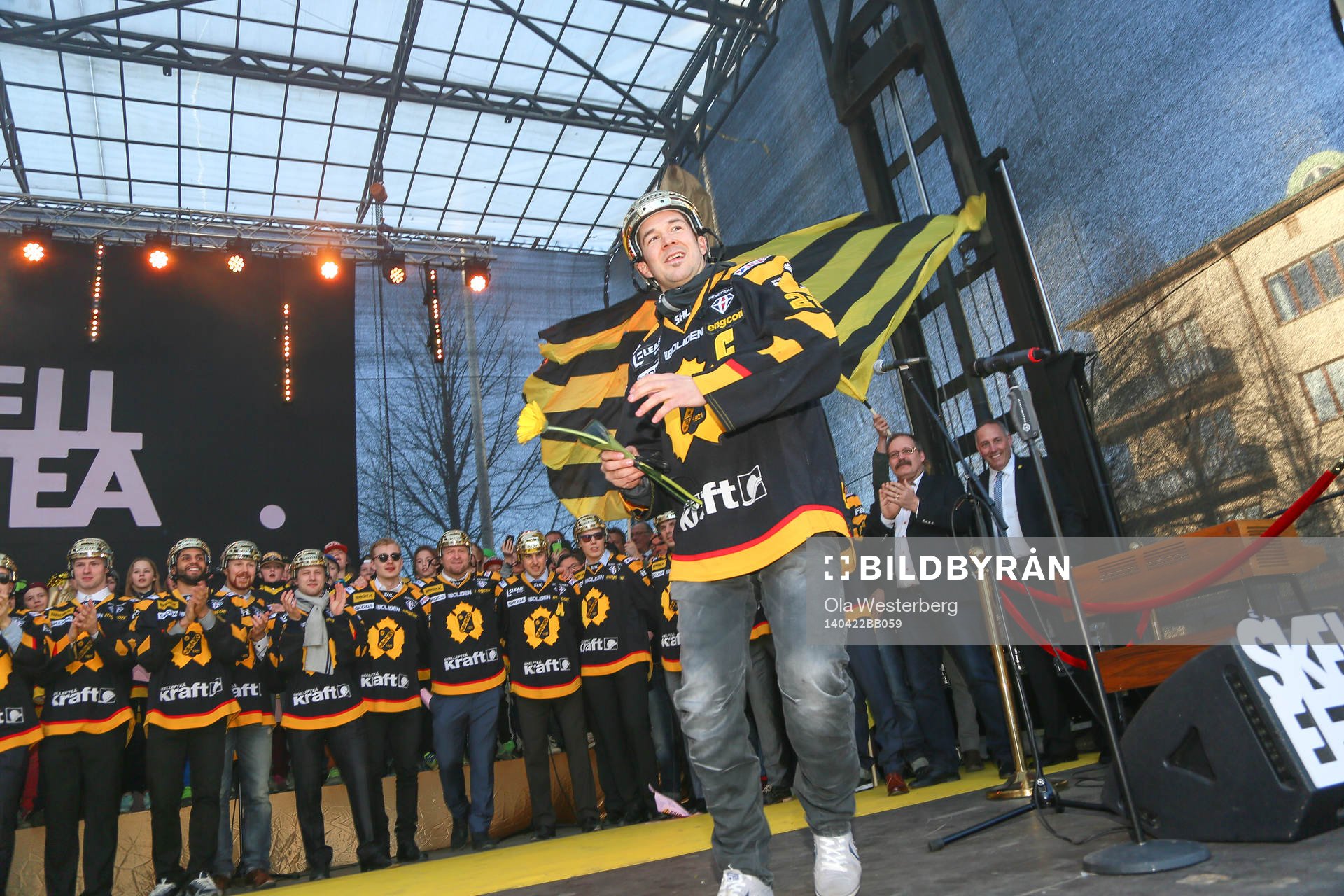 Jimmie Ericsson firar SM-guldet i ishockey på torget i