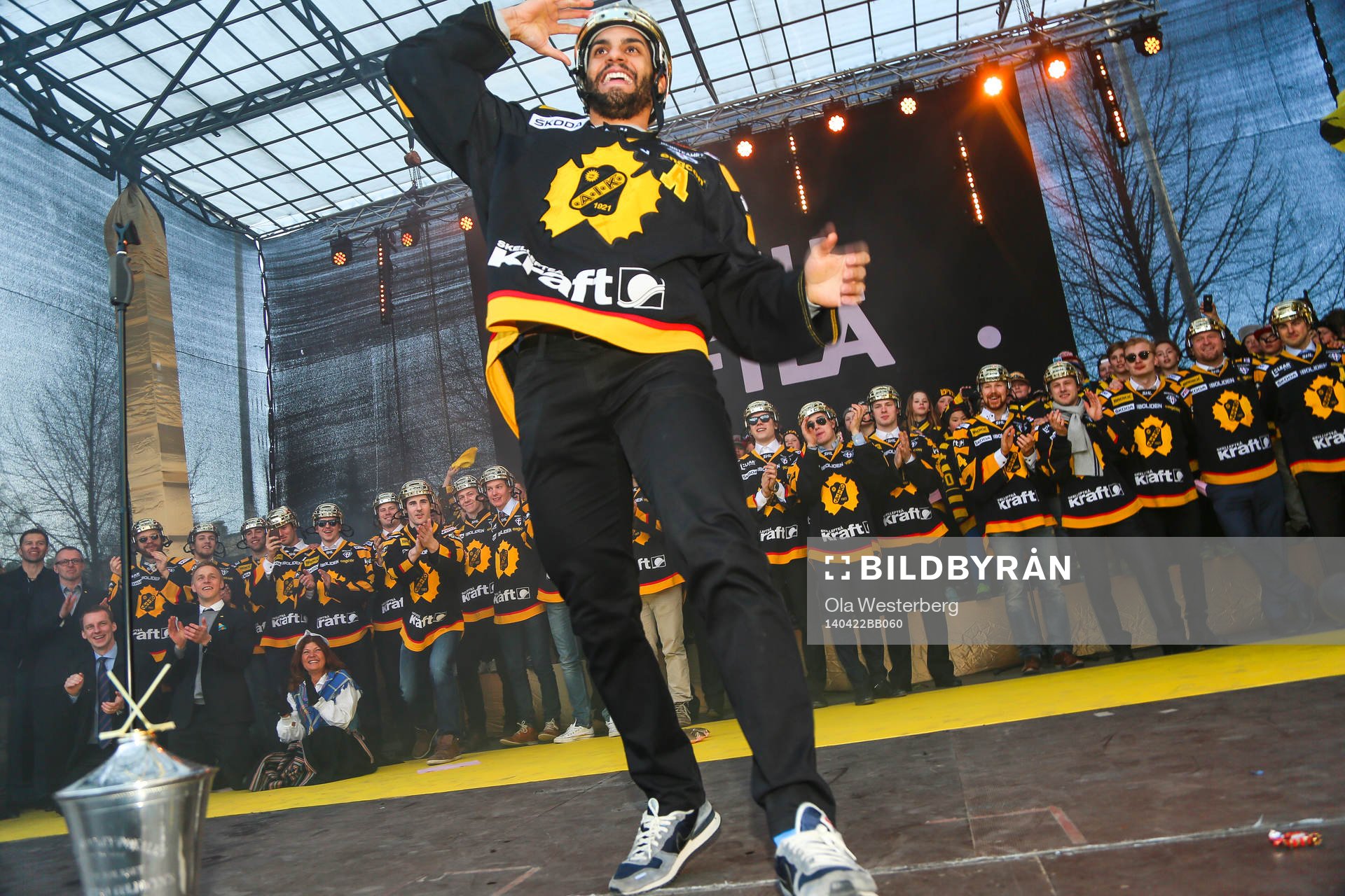 Pierre Eduoard Bellemare firar SM-guldet i ishockey på