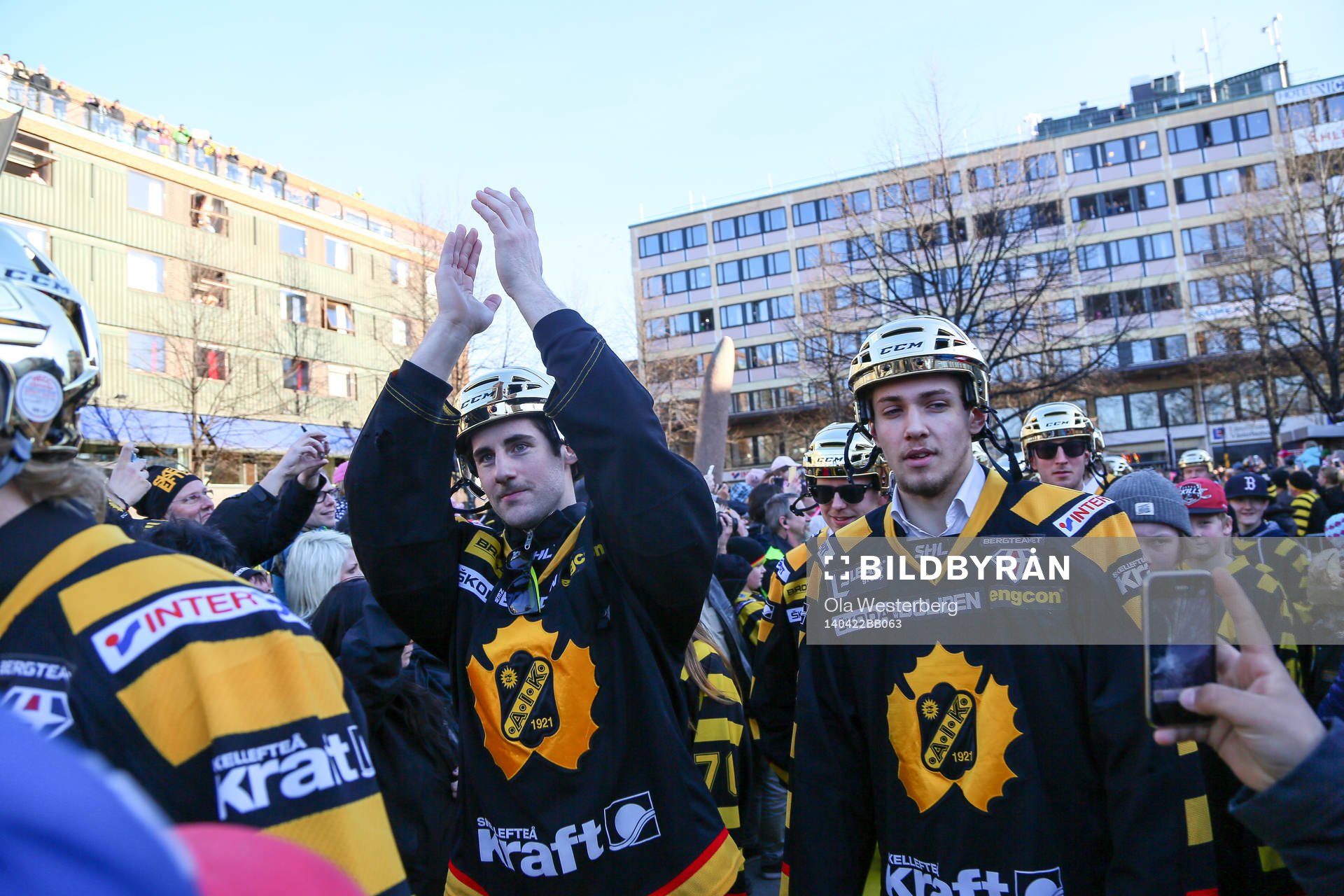 Bud Holloway och Arvid Lundberg firar SM-guldet i ishockey