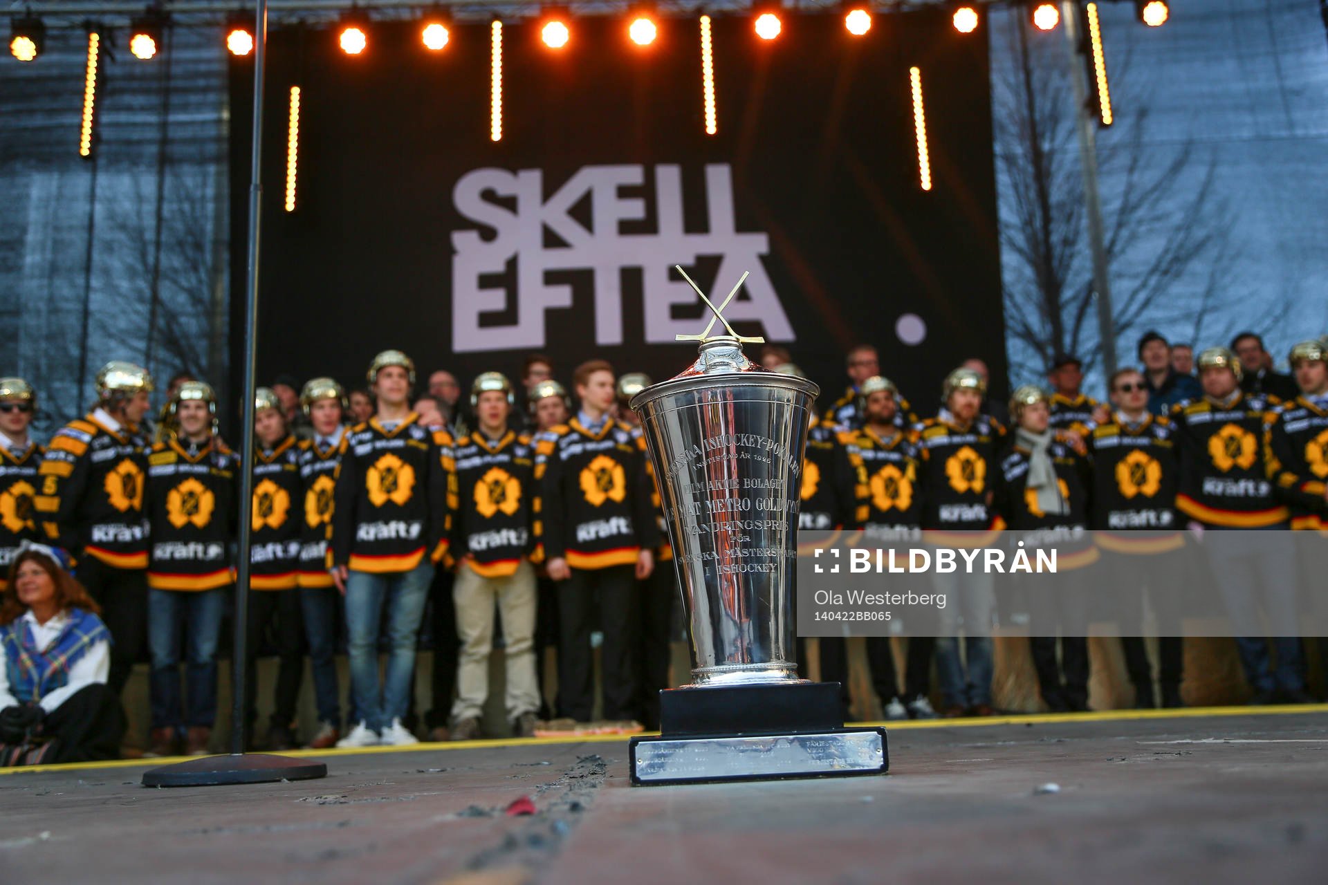 LeMat pokalen i förgrunden och Skellefteå spelare som