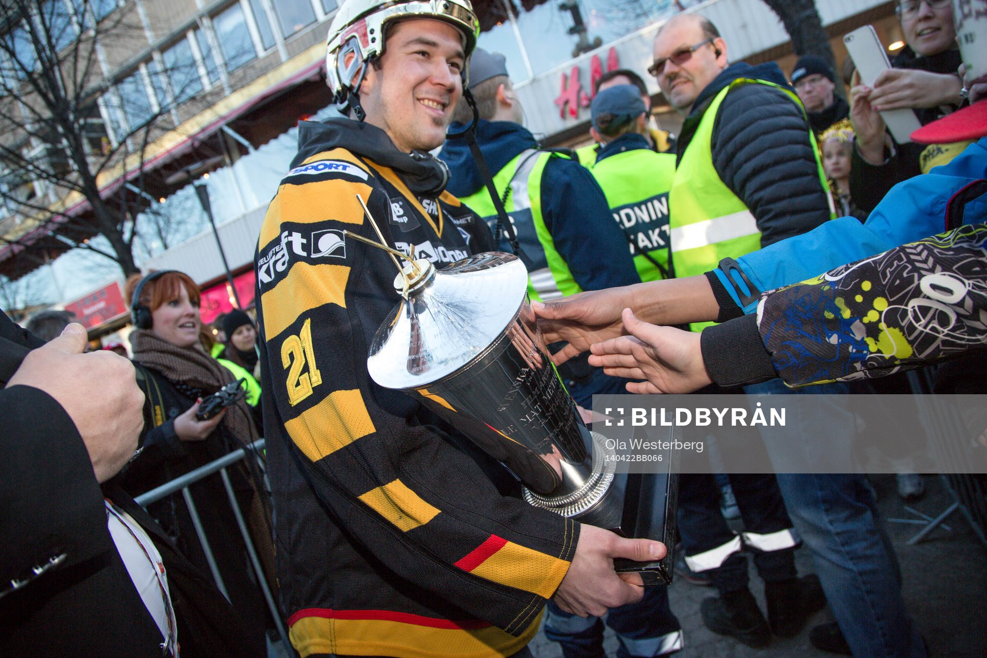 Jimmie Ericsson firar SM-guldet i ishockey på torget i