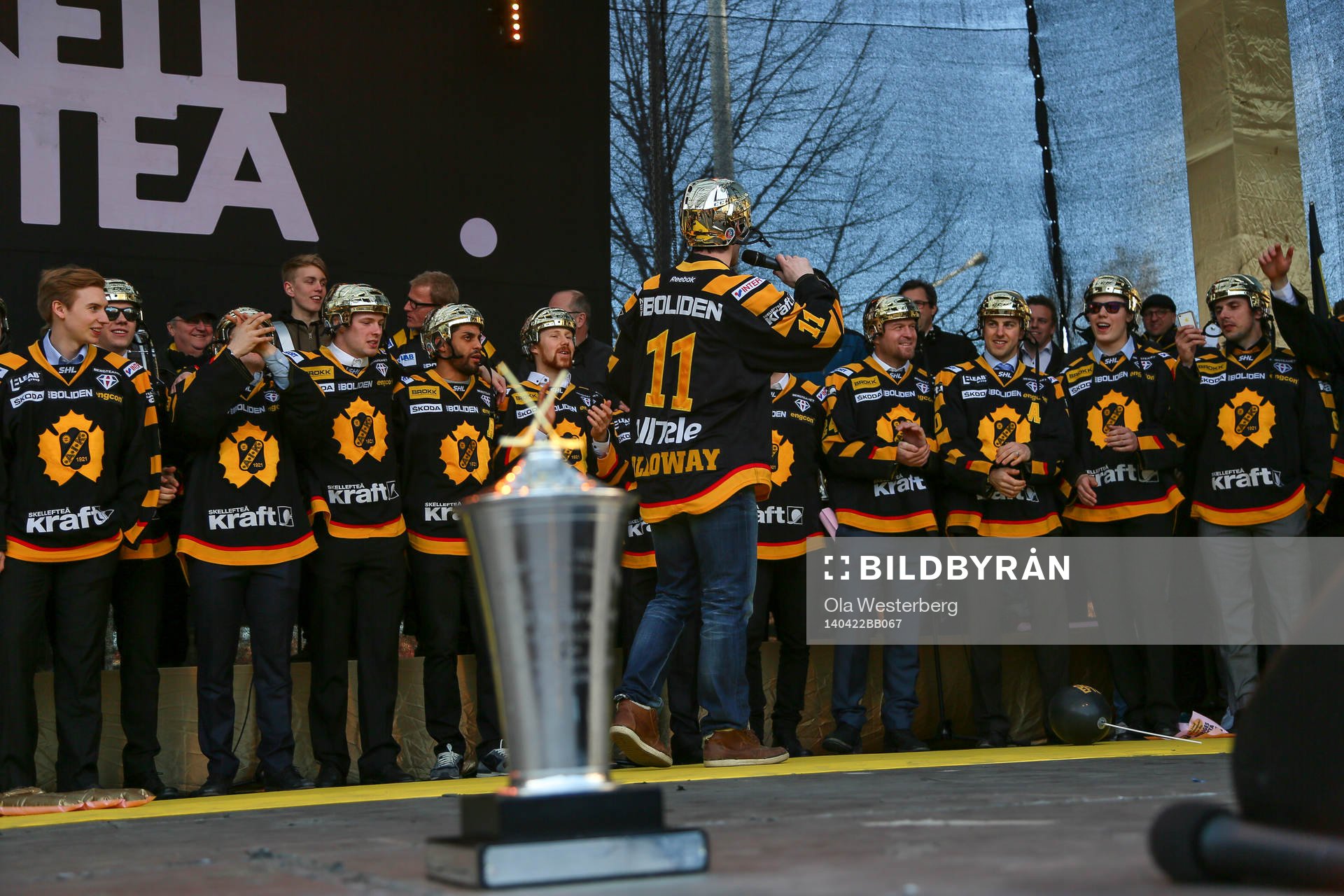 Bud Holloway sjunger och firar SM-guldet i ishockey på
