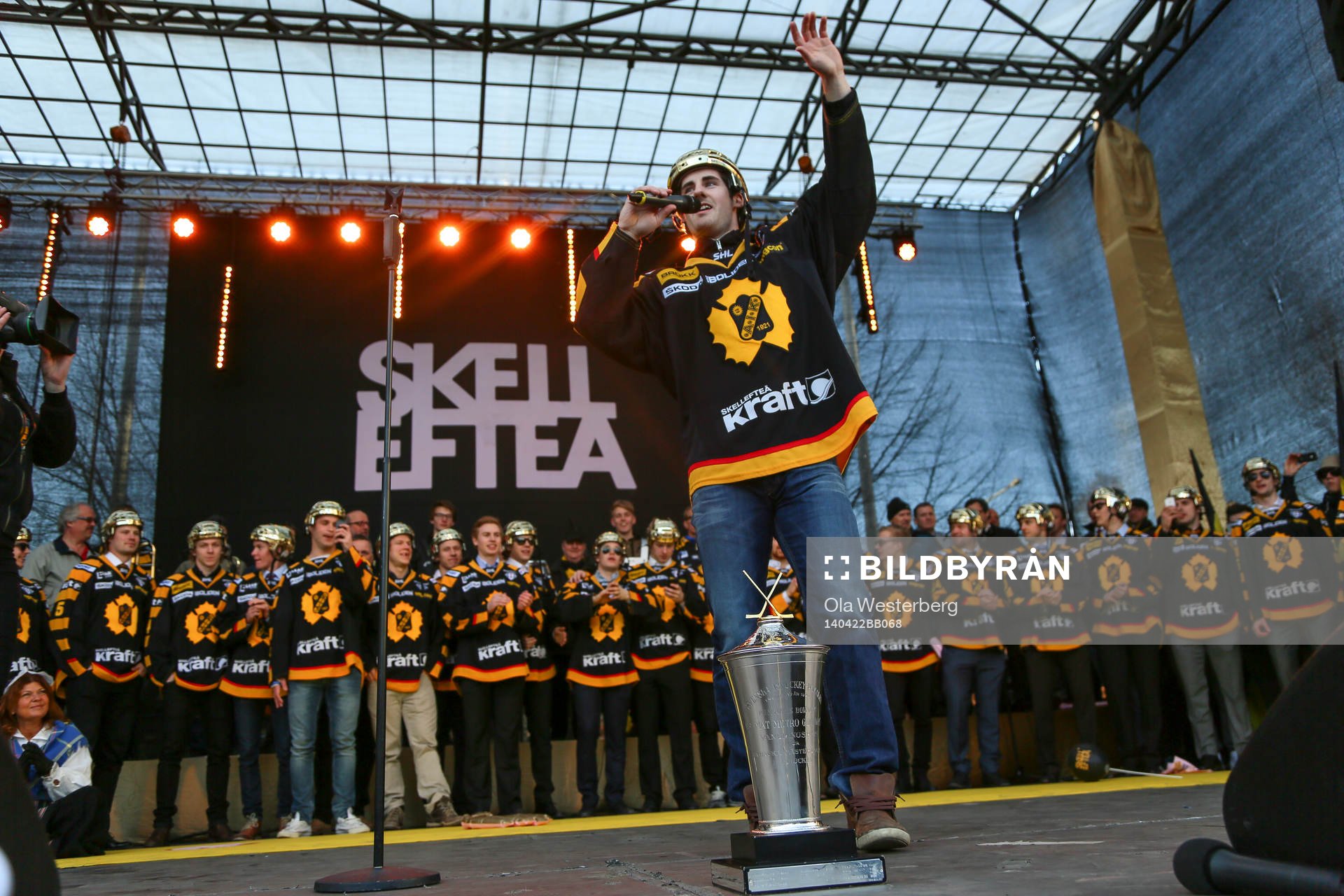 Bud Holloway sjunger och firar SM-guldet i ishockey på