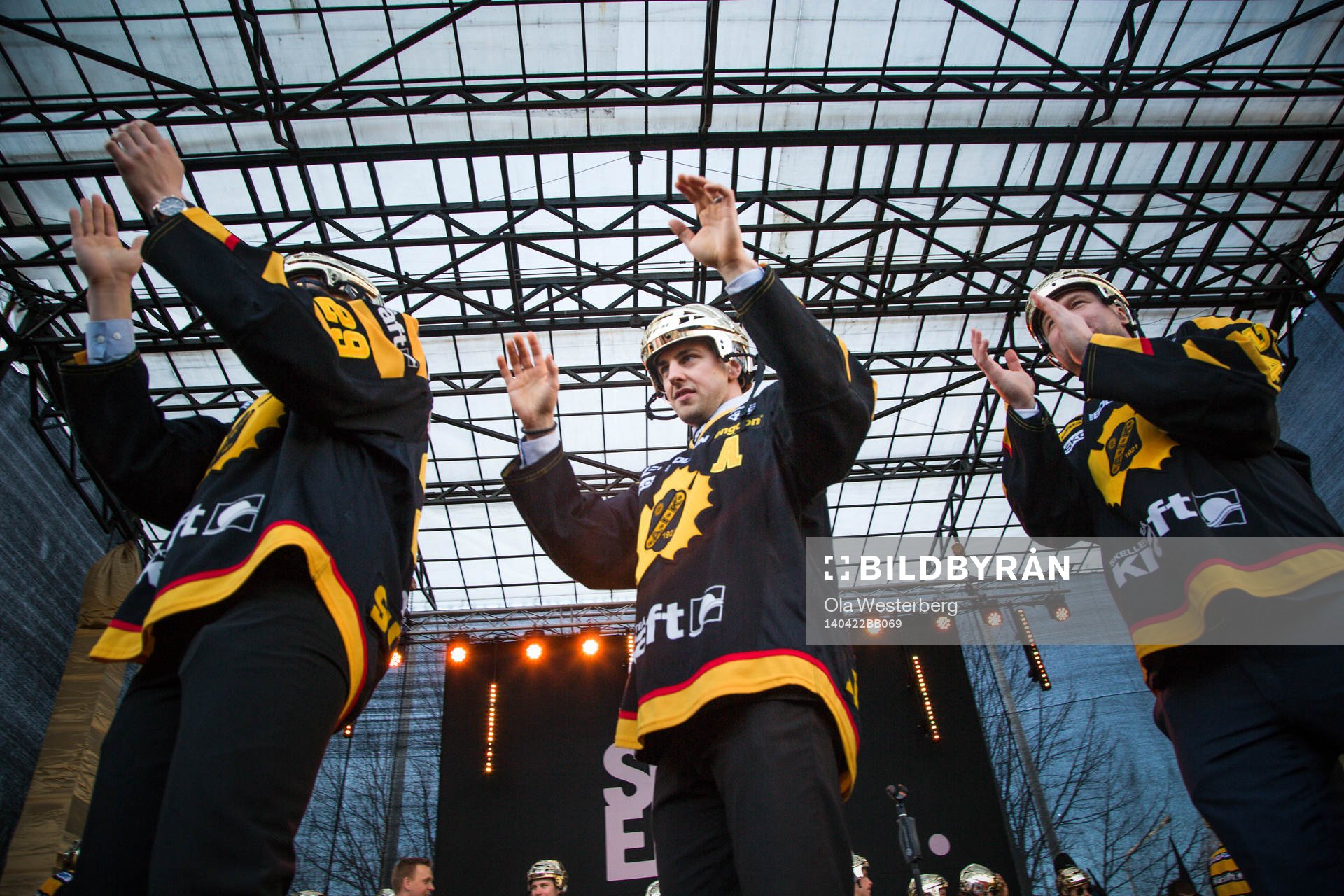 Joakim Lindström firar SM-guldet i ishockey på torget i