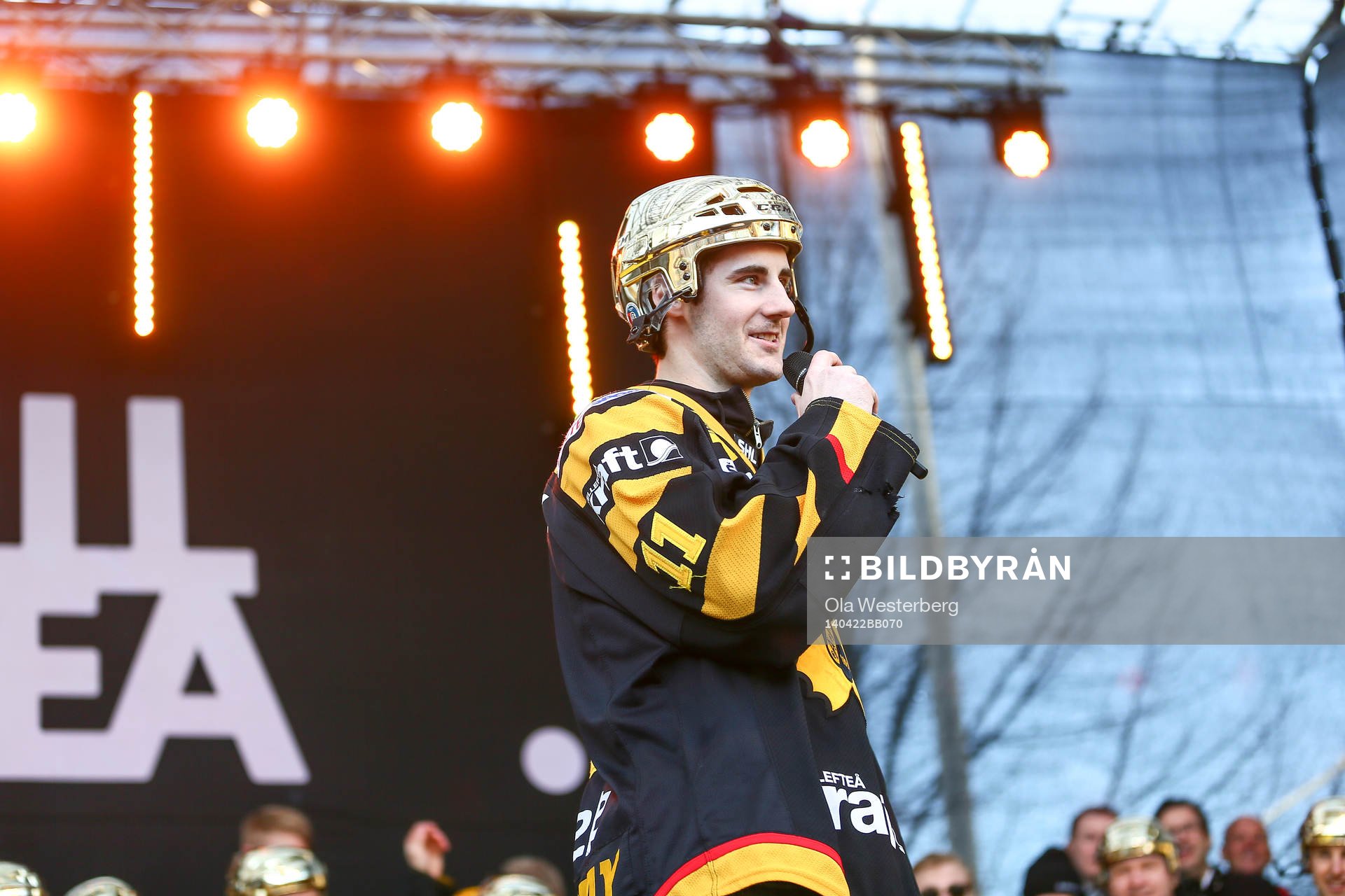 Bud Holloway sjunger och firar SM-guldet i ishockey på