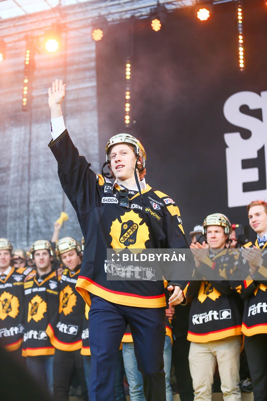 John Norman firar SM-guldet i ishockey på torget i