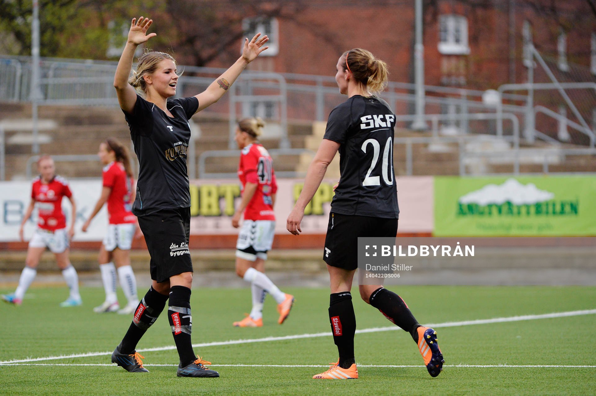 Göteborgs Andrine Hegerberg  (tv) gratulerar  Manon Melis