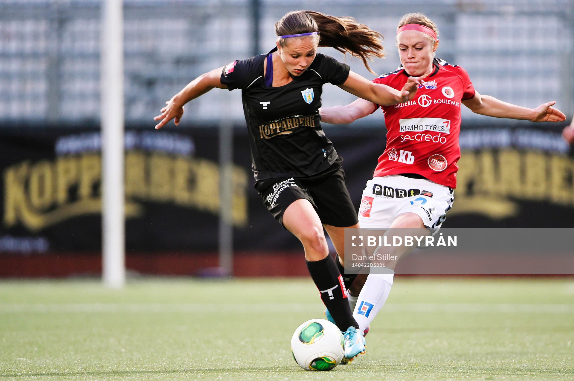 Göteborgs Lieke Martens i kamp med Kristianstads Elisa Vidarsdottir under fotbollsmatchen i Damallsvenskan mellan Göteborg och Kristianstad den 22 april 2014 i Göteborg.