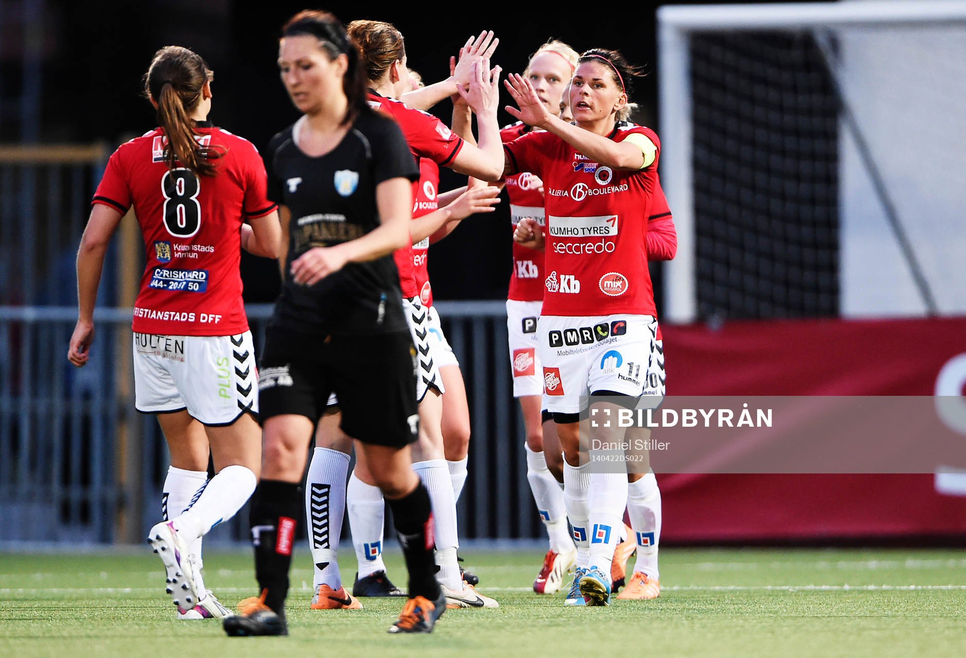 Kristianstads spelare jublar efter att Susanne Moberg gjort 2-1 under fotbollsmatchen i Damallsvenskan mellan Göteborg och Kristianstad den 22 april 2014 i Göteborg.