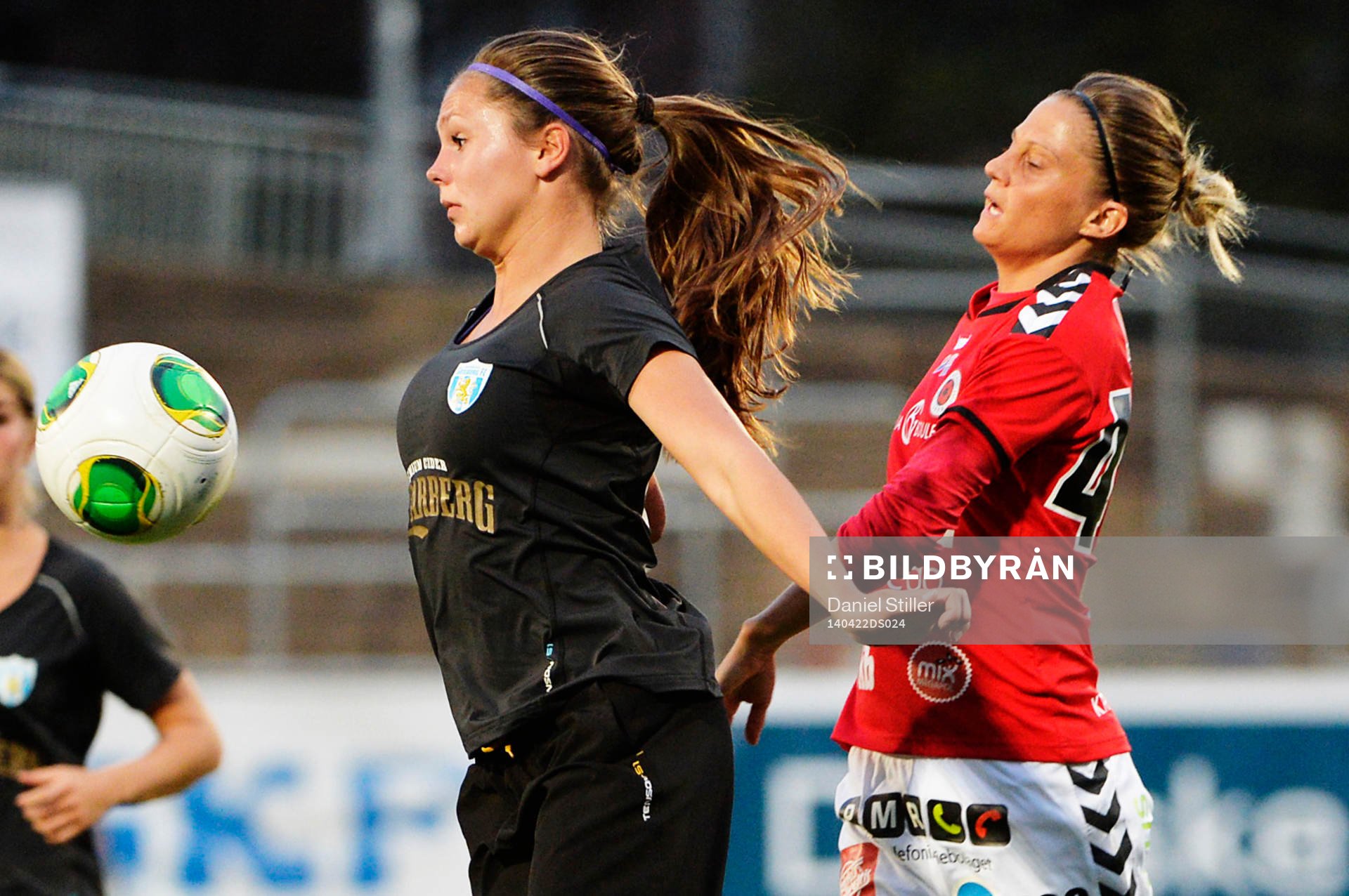 Göteborgs Lieke Martens tar ner bollen framför