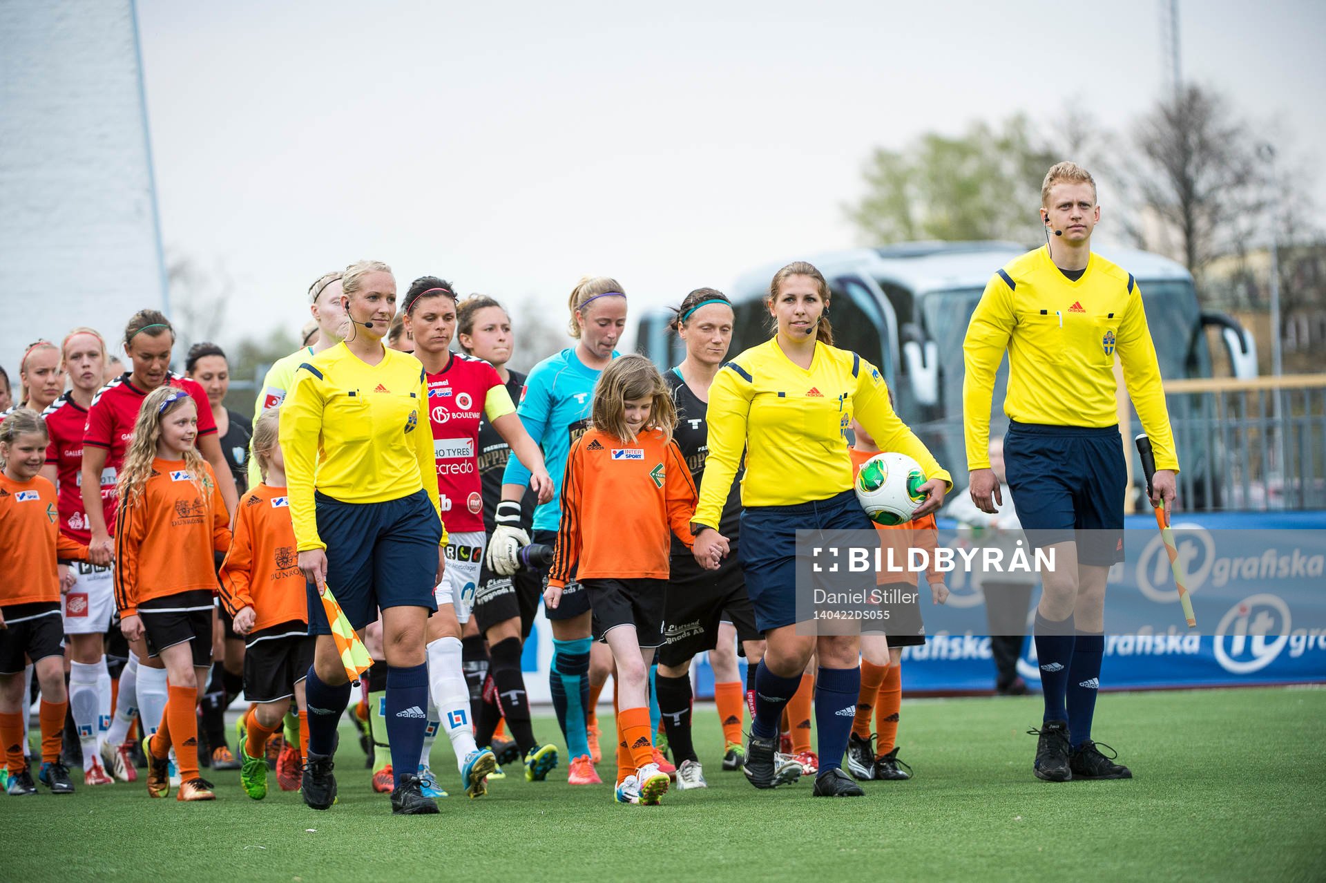Lagen tågar in innan fotbollsmatchen i Damallsvenskan