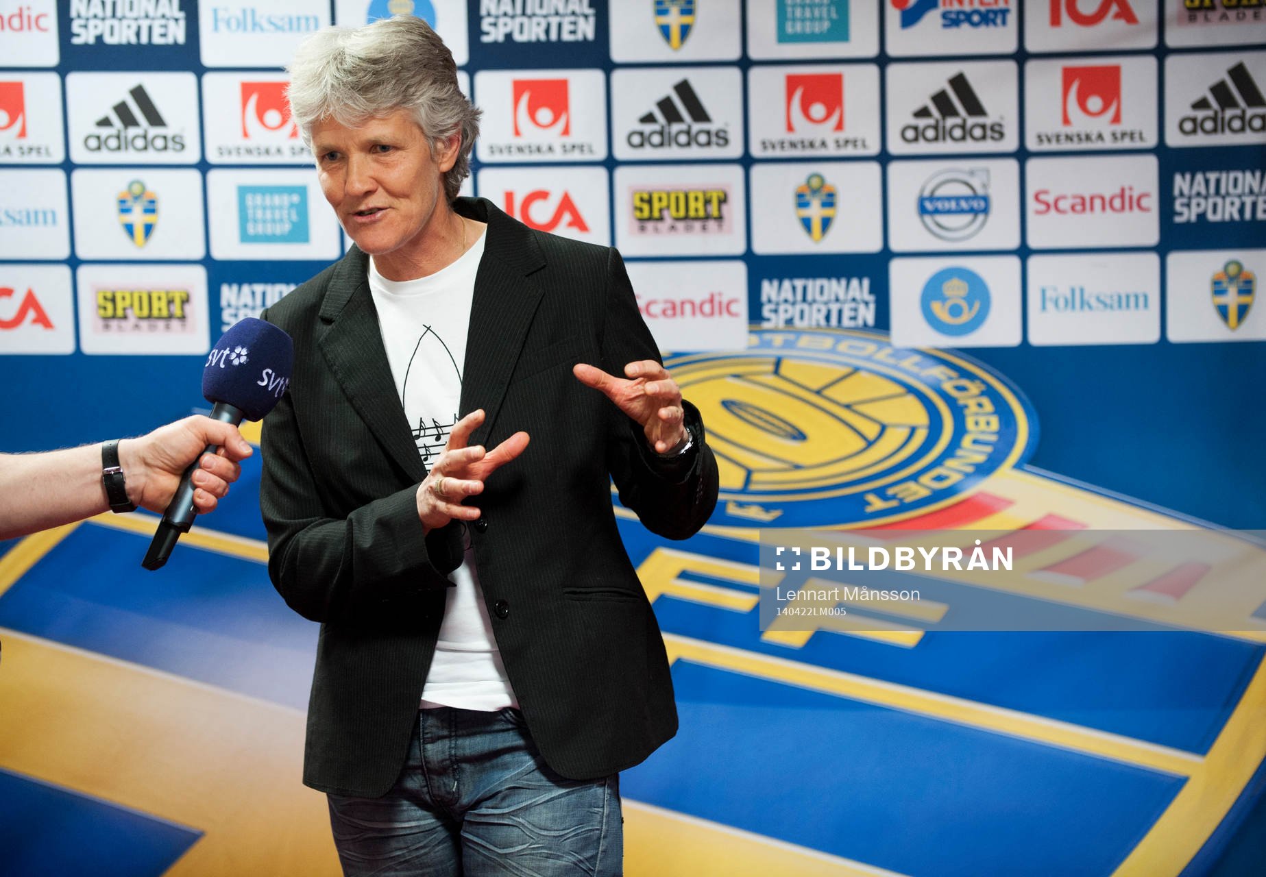 Förbundskapten Pia Sundhage presenterar landslagstruppen
