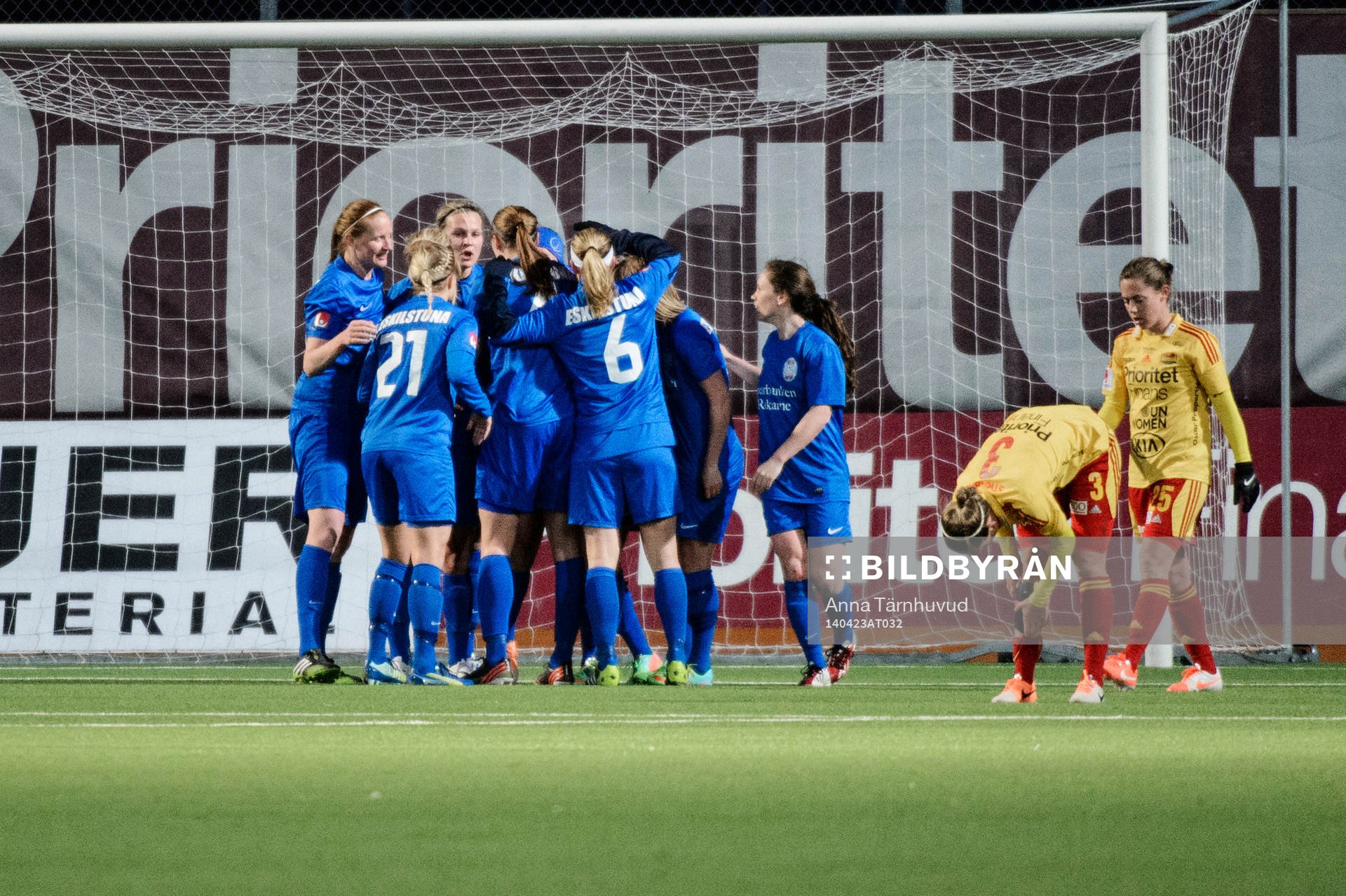 Eskilstunas spelare jublar och Tyresös spelare deppar