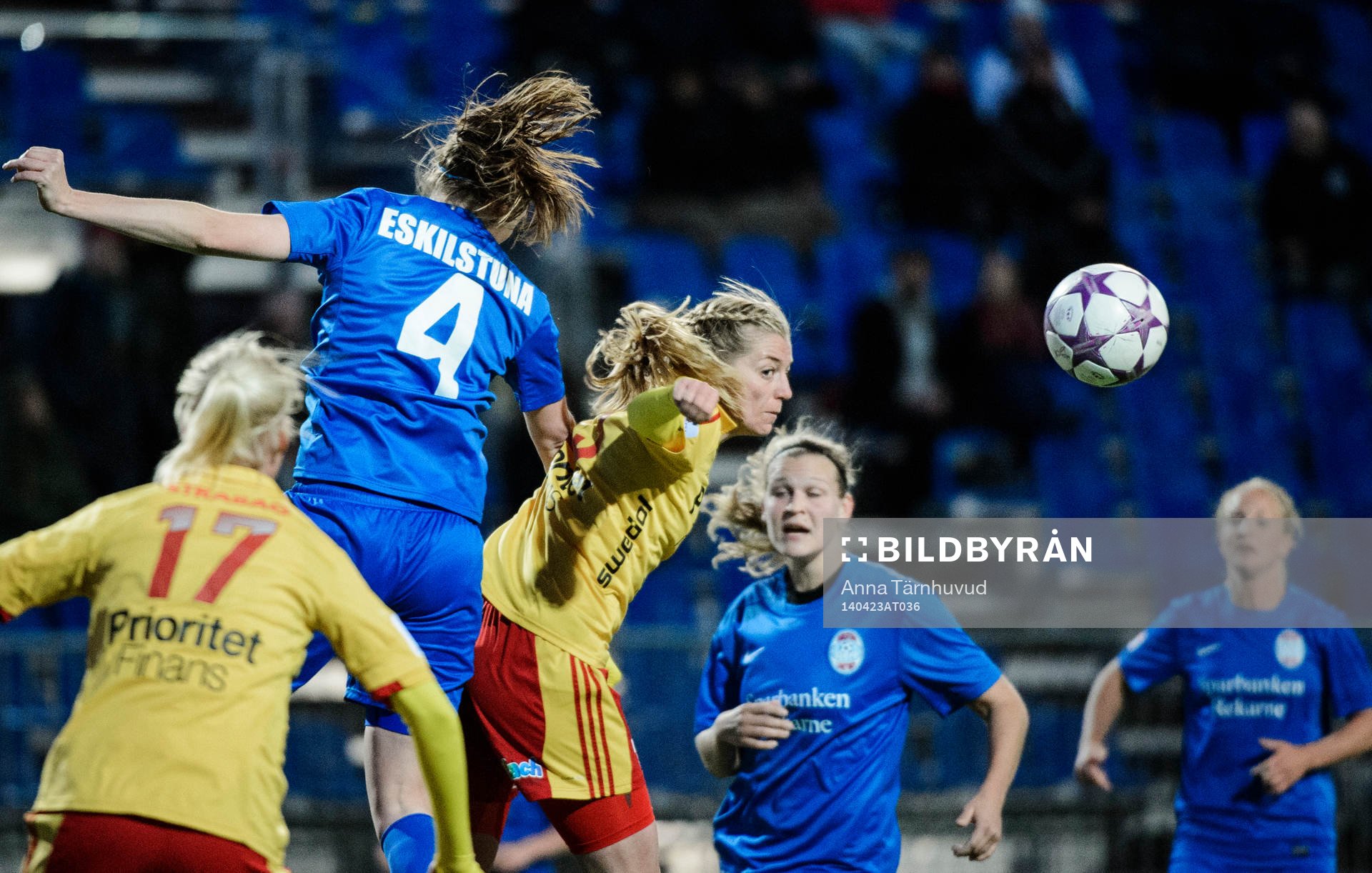 Eskilstunas Louise Quinn och Tyresös Linda Sembrant i en