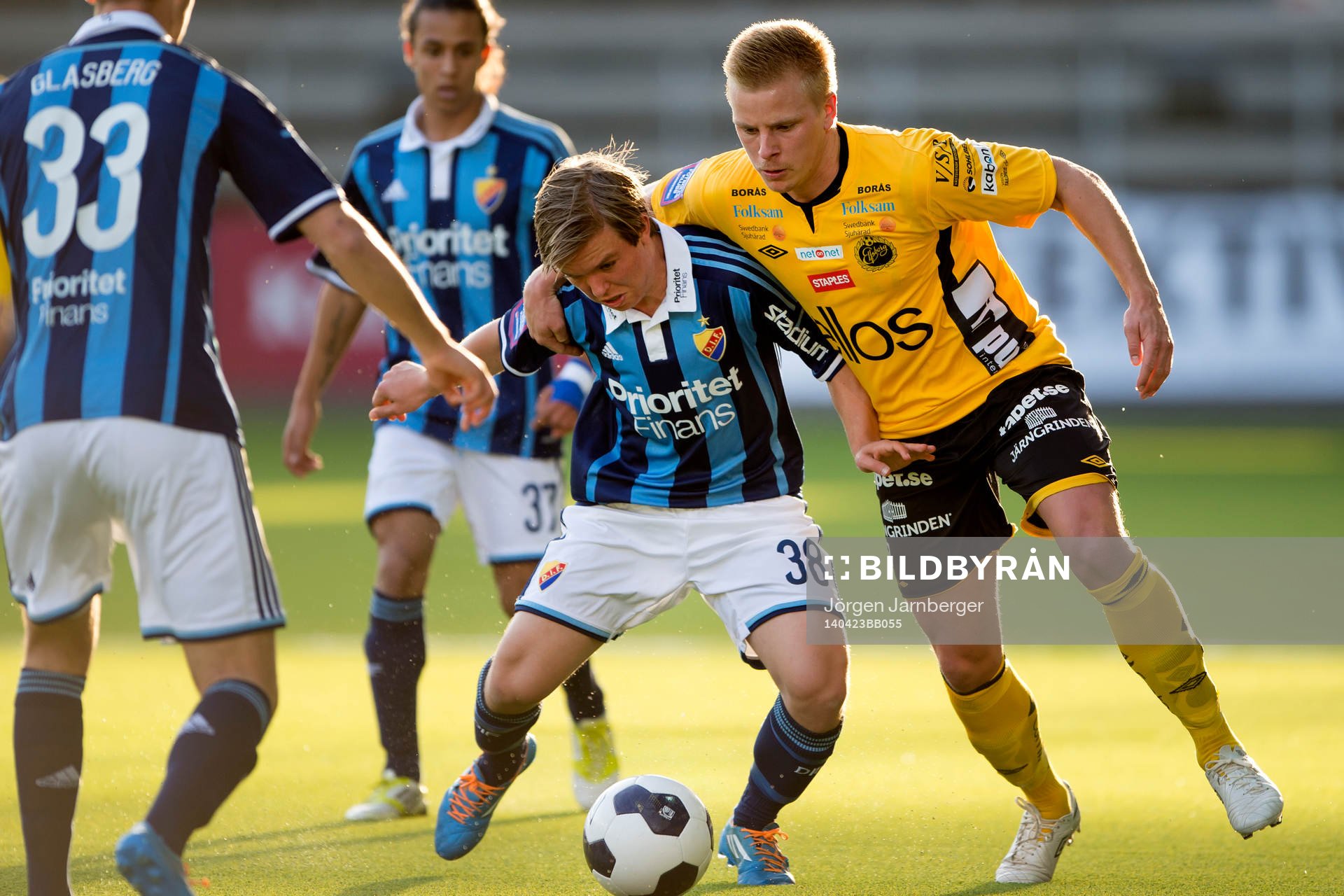 Kamp mellan Djurgårdens Alexander Bergendahl (med boll)