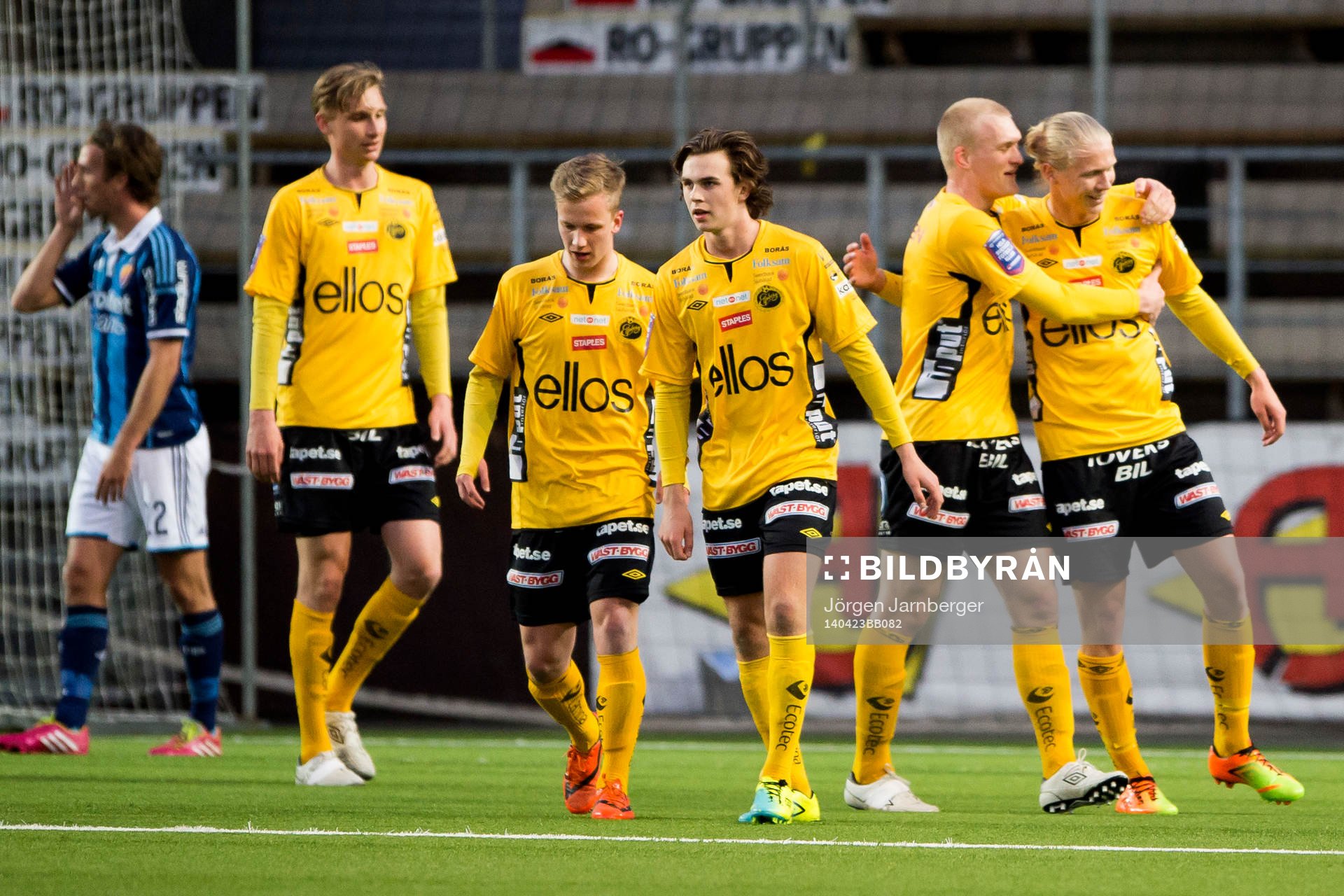 Elfsborgs spelarna jublar och Jakob Berg klappas om
