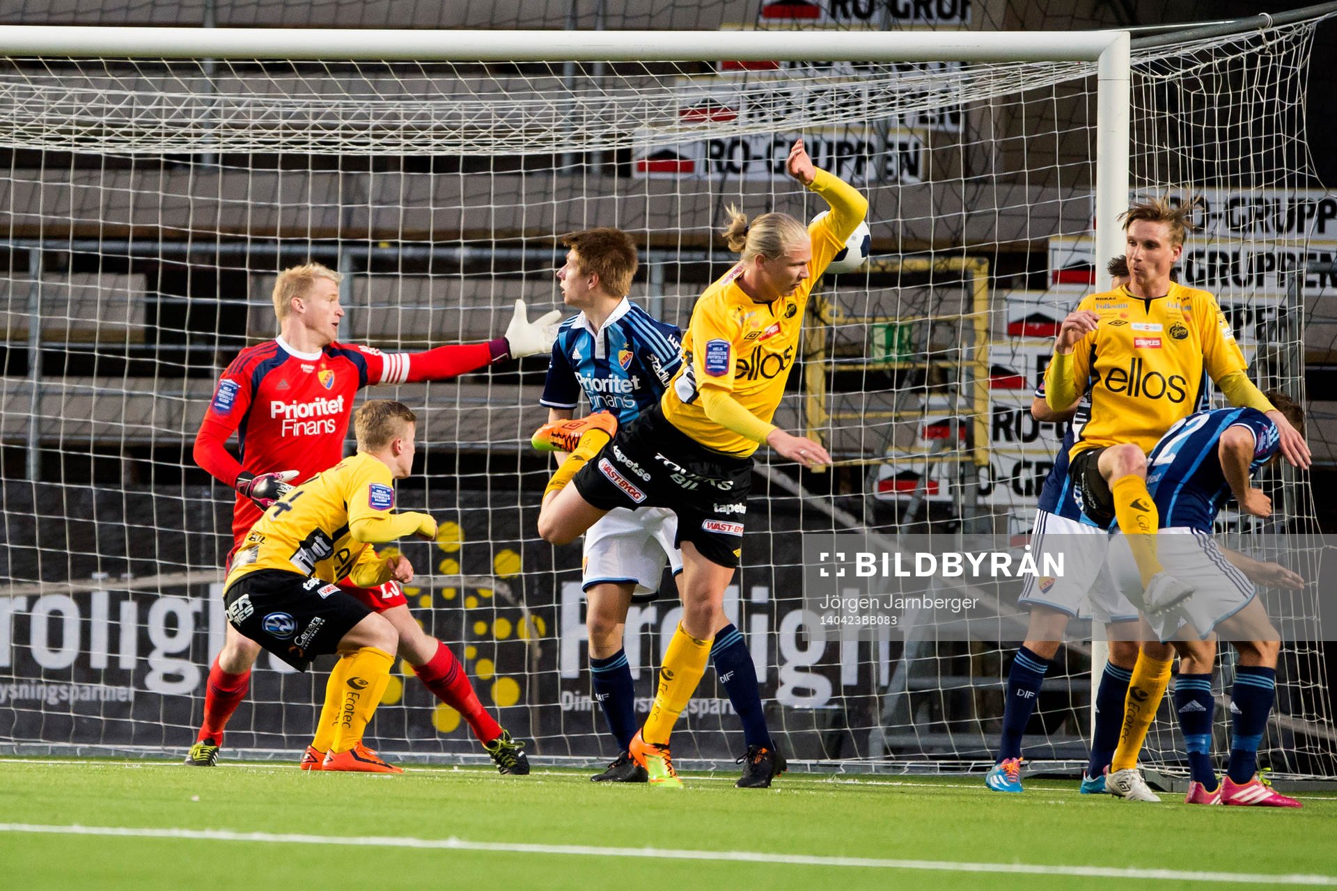 Elfsborgs Jakob Berg gör 2-1 i 90:e spelminuten under fotbollsmatchen i Folksam U21 Allsvenskan Norra mellan Elfsborg och Djurgården den 23 april 2014 i Borås.