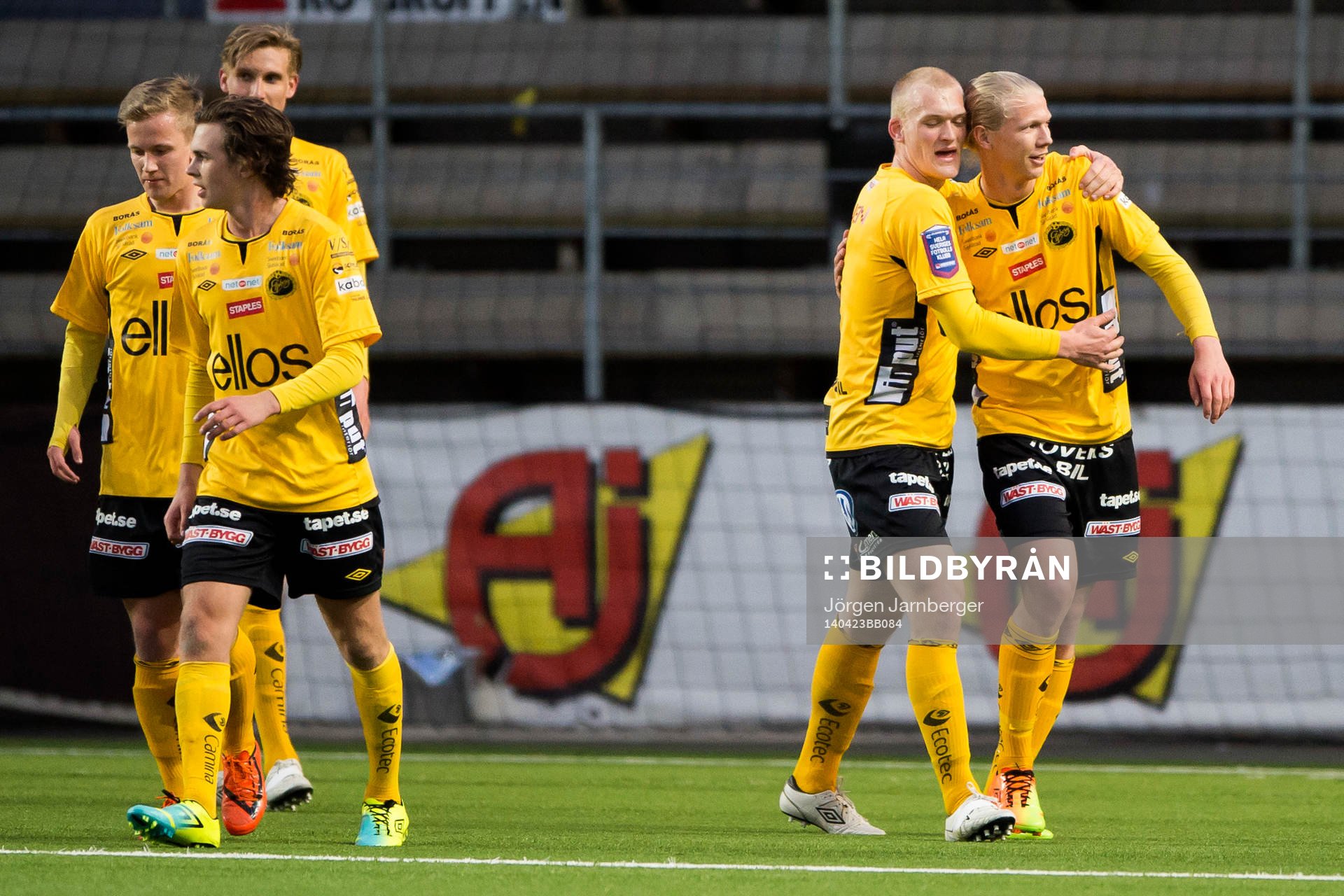 Elfsborgs spelarna jublar och Jakob Berg klappas om av Viktor Nilsson efter 2-1 under fotbollsmatchen i Folksam U21 Allsvenskan Norra mellan Elfsborg och Djurgården den 23 april 2014 i Borås.
