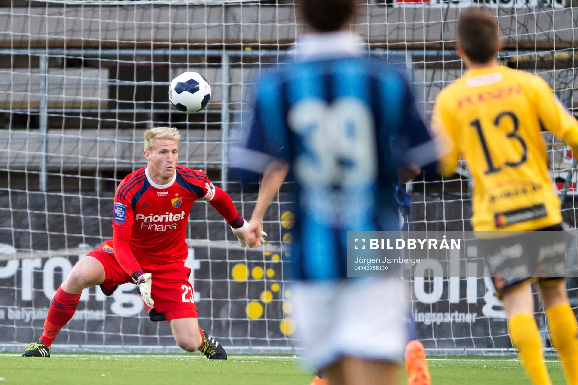 Djurgårdens målvakt Hampus Nilsson räddar skott