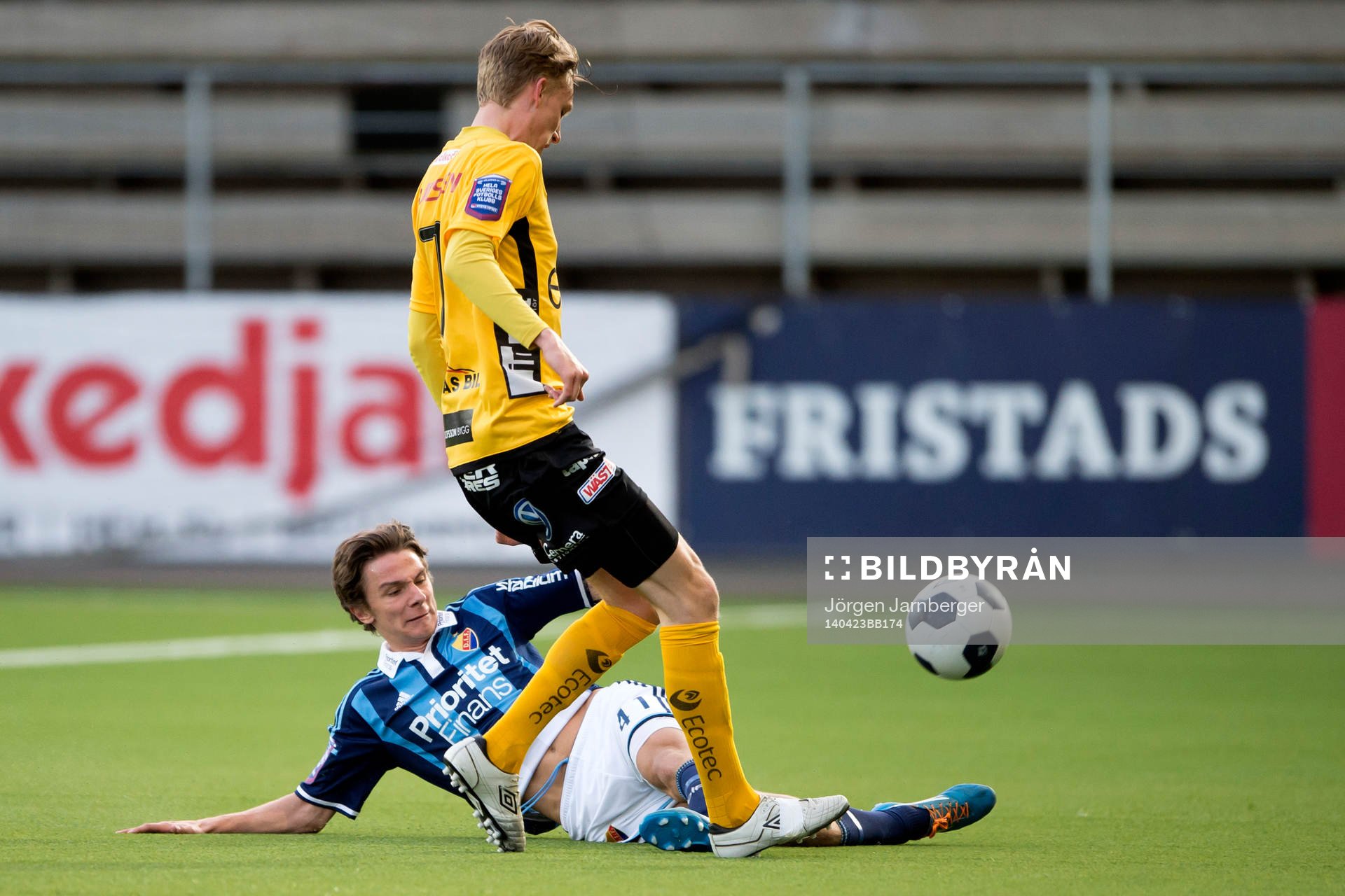 Djurgårdens Ludvig Brandimarti bryter boll av Elfsborgs Eric Nilsson under fotbollsmatchen i Folksam U21 Allsvenskan Norra mellan Elfsborg och Djurgården den 23 april 2014 i Borås.
