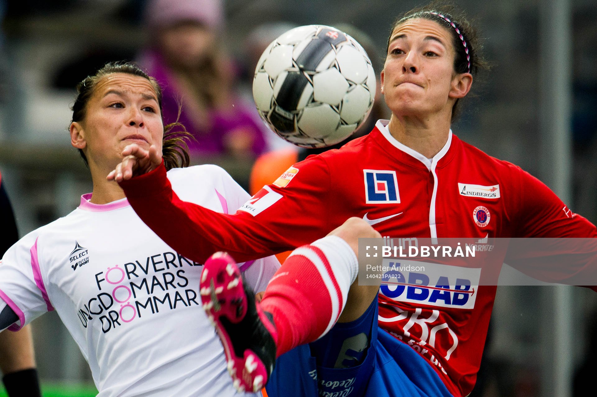 Rosengårds Alexandra Riley i kamp om bollen med Örebros